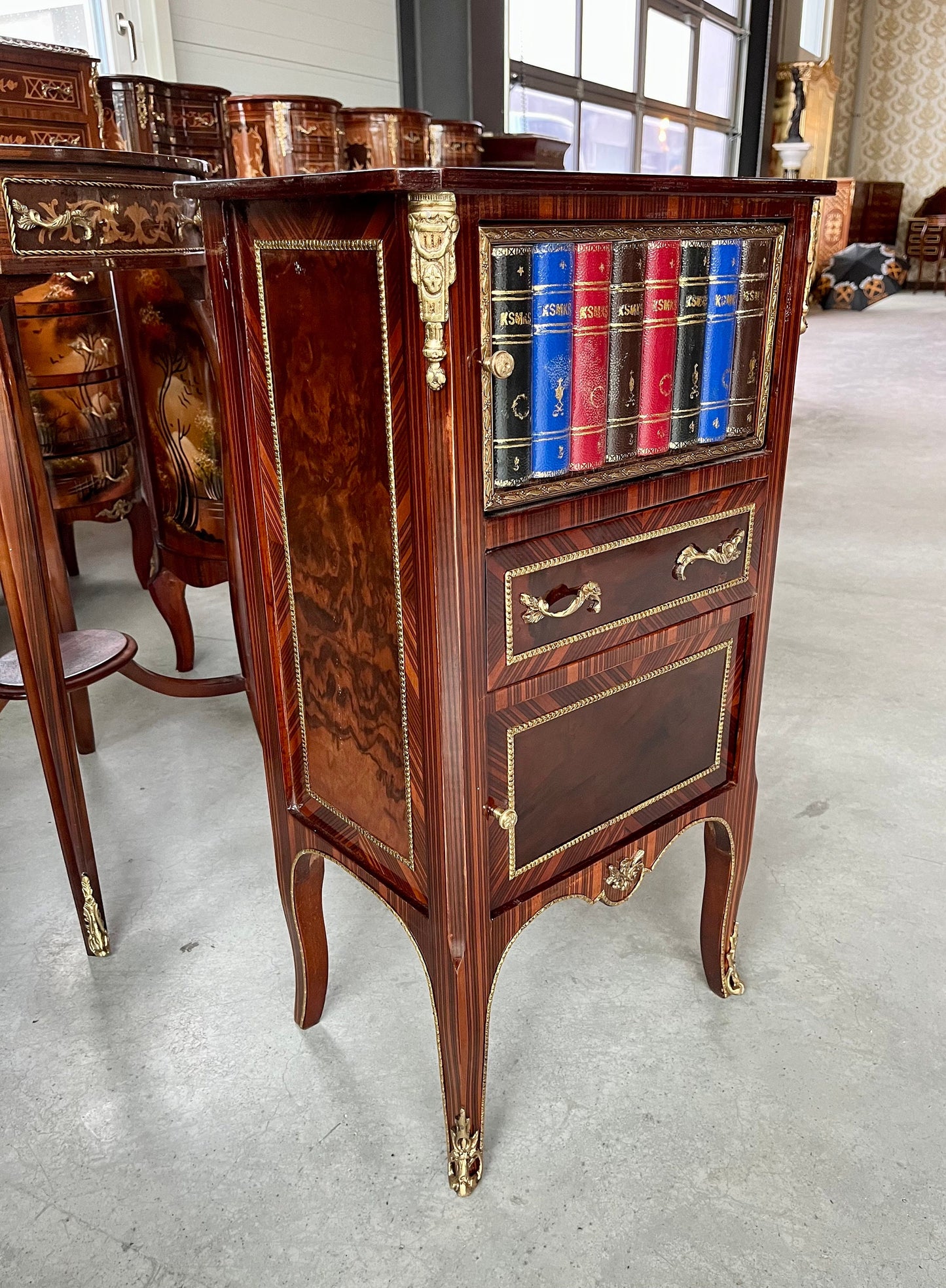 Französischer antiker Barockschrank Bücherregal Beistelltisch / French antique baroque cabinet bookcase side table