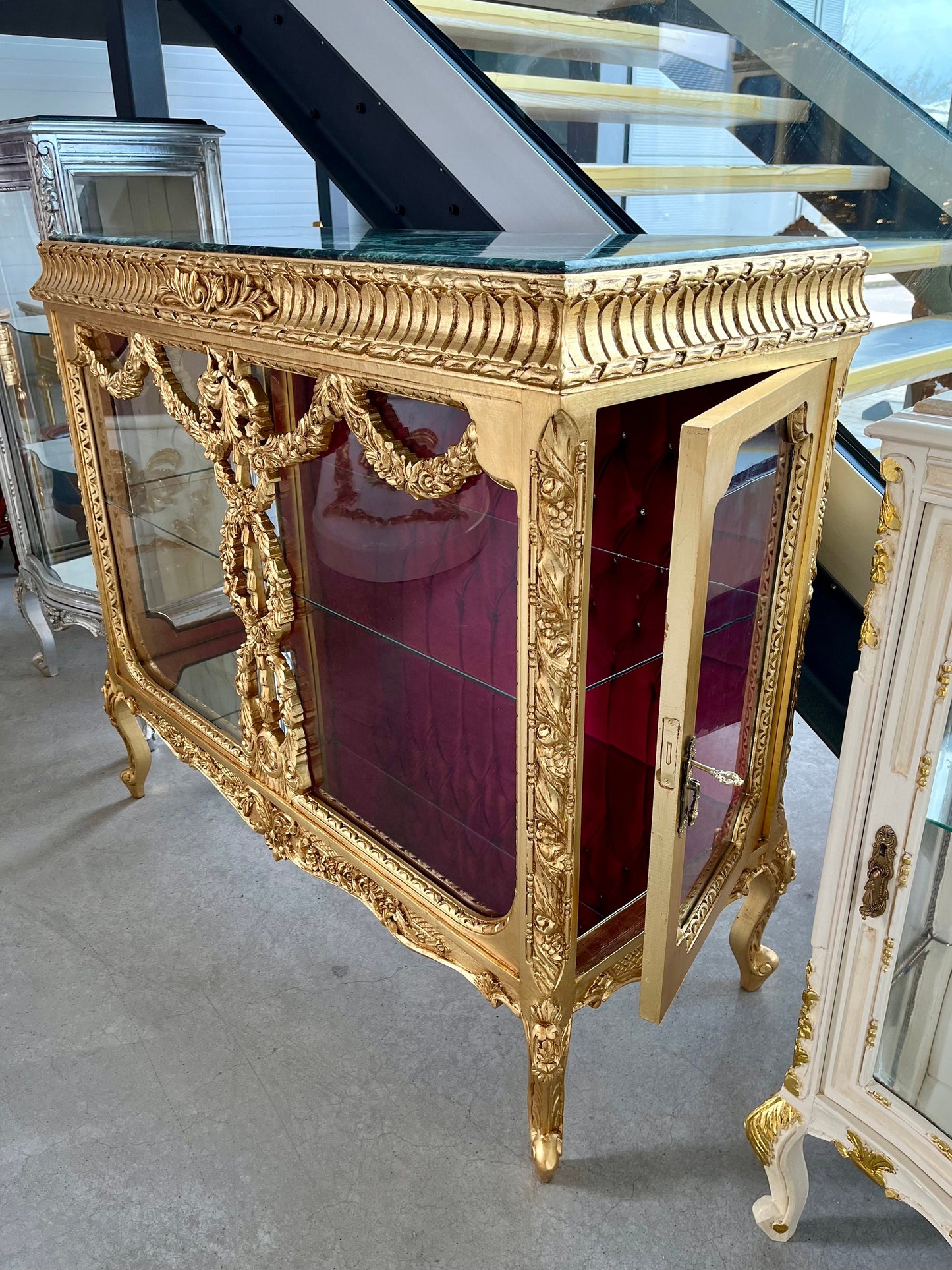 Vitrine mit Glastür und Marmorplatte im französischen Barockstil / French Baroque Antique Style Glass Door Marble Top Showcase- Gold