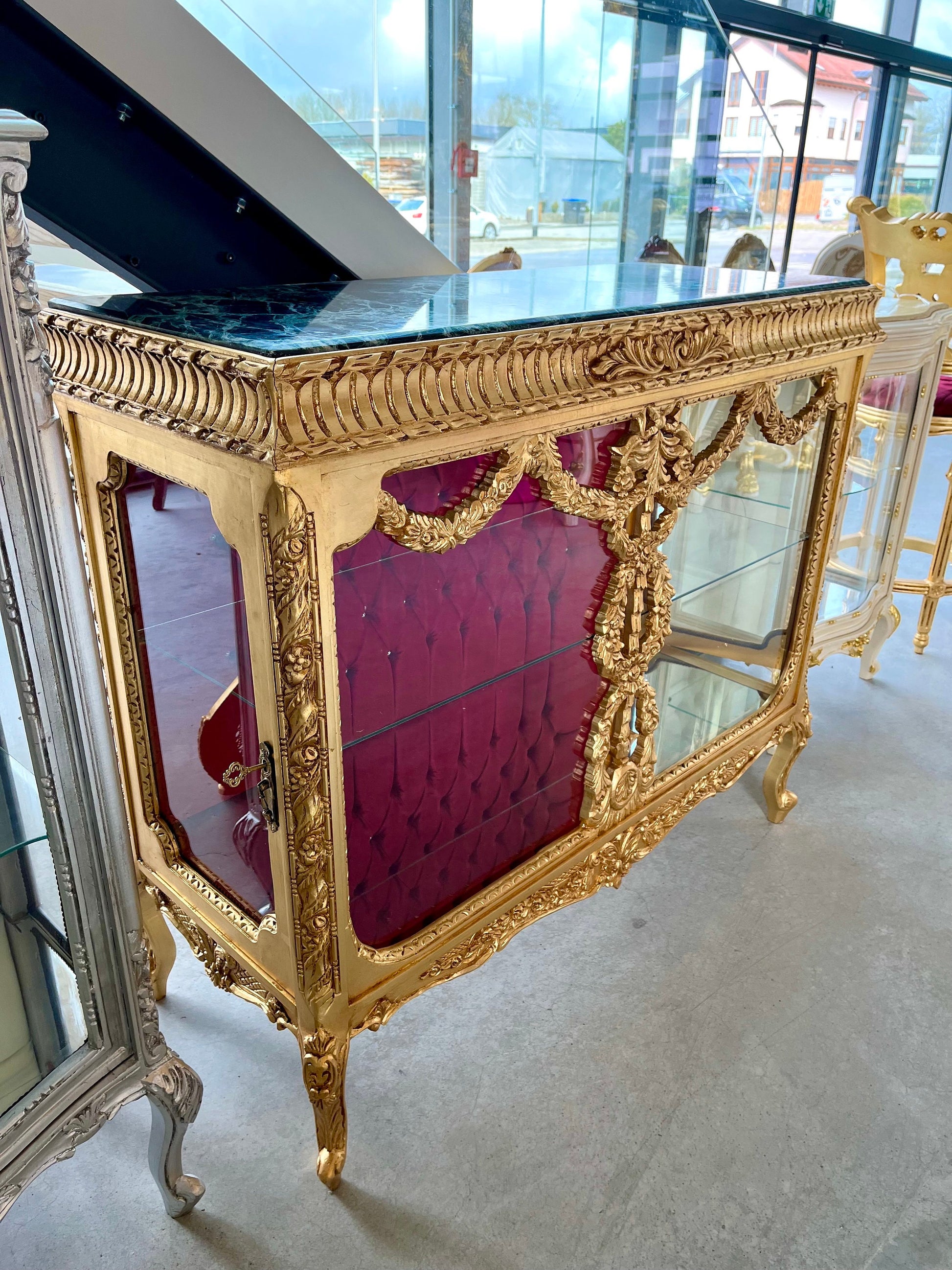 Vitrine mit Glastür und Marmorplatte im französischen Barockstil / French Baroque Antique Style Glass Door Marble Top Showcase- Gold