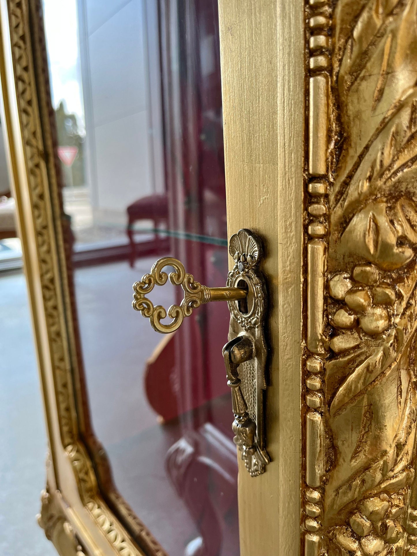 Vitrine mit Glastür und Marmorplatte im französischen Barockstil / French Baroque Antique Style Glass Door Marble Top Showcase- Gold
