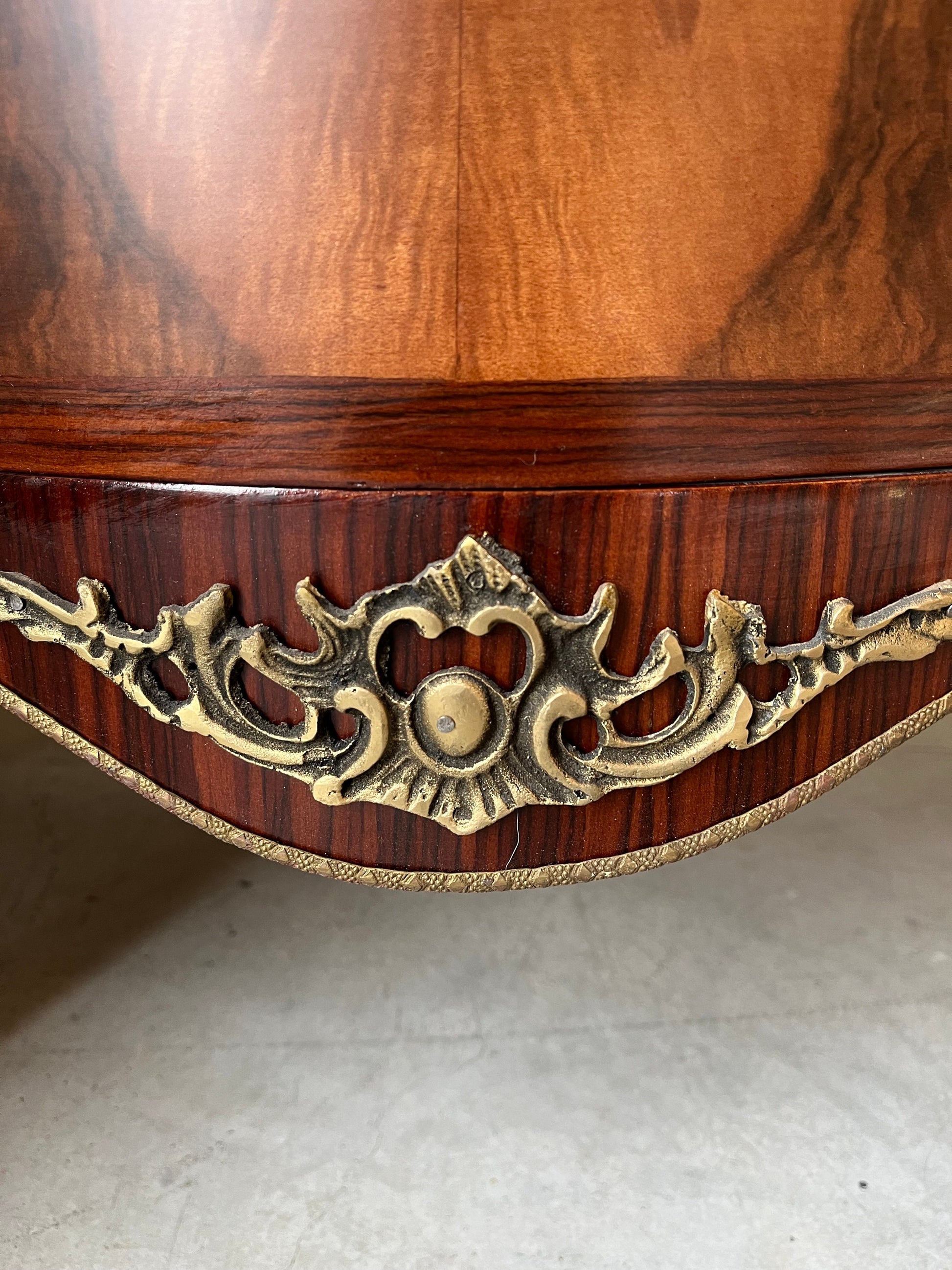 Chest of Drawer Antique Baroque Style 5 Drawer Cabinet in Brown Pattern Bronze Ornament for Home Decor