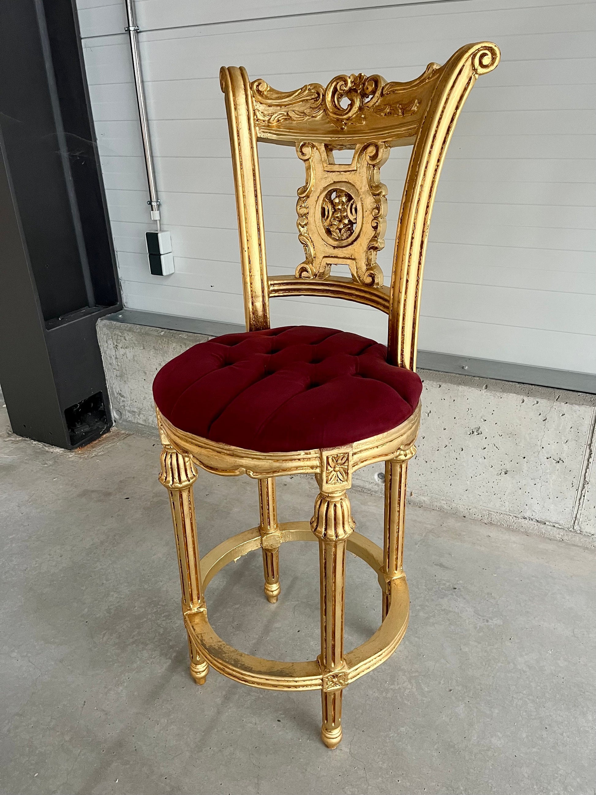 Hoher Barstuhl im barocken Antikstil/ High Bar Chair Baroque Antique Style Velvet Red in Gold Finish