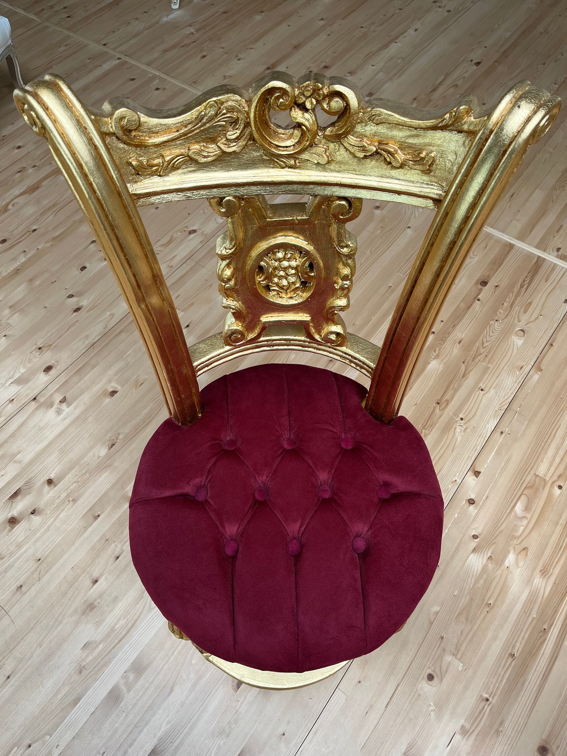 Hoher Barstuhl im barocken Antikstil/ High Bar Chair Baroque Antique Style Velvet Red in Gold Finish