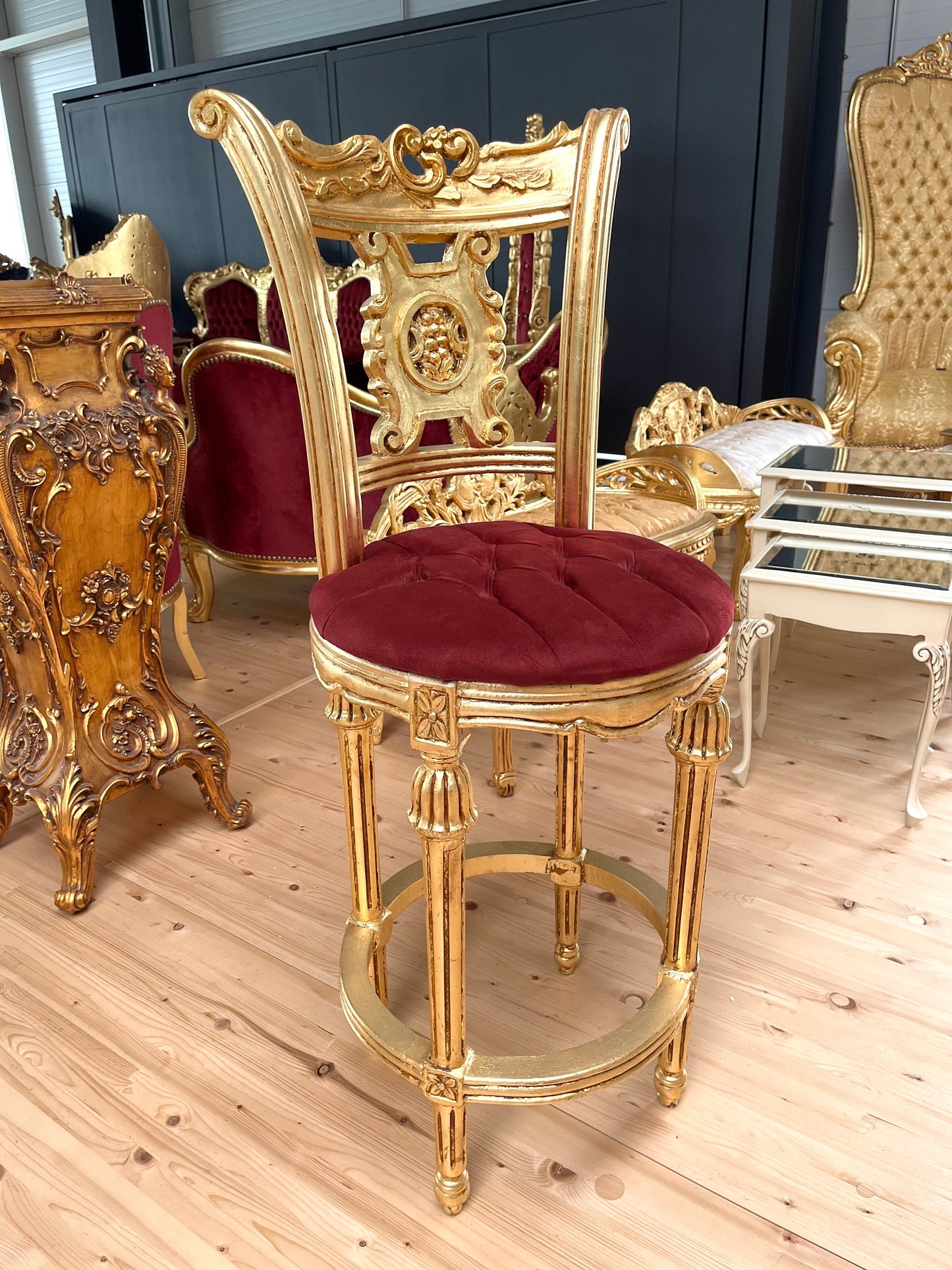Hoher Barstuhl im barocken Antikstil/ High Bar Chair Baroque Antique Style Velvet Red in Gold Finish