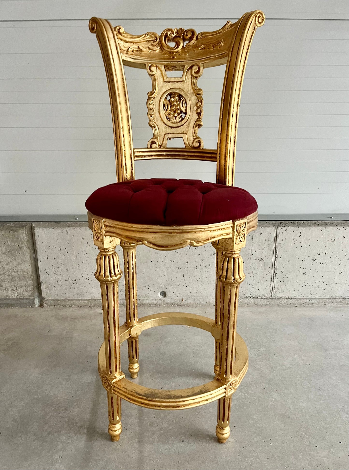 Hoher Barstuhl im barocken Antikstil/ High Bar Chair Baroque Antique Style Velvet Red in Gold Finish