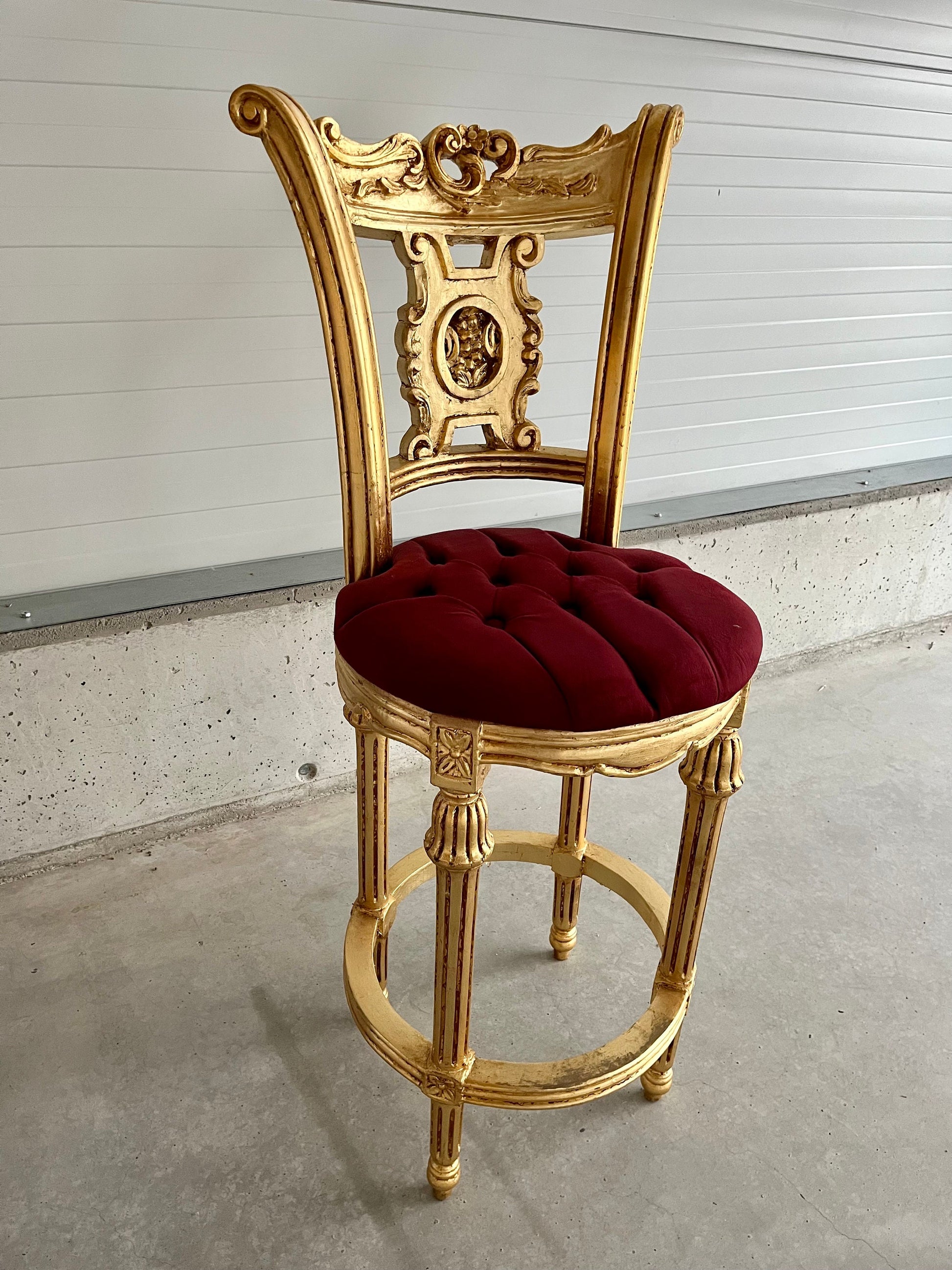 Hoher Barstuhl im barocken Antikstil/ High Bar Chair Baroque Antique Style Velvet Red in Gold Finish