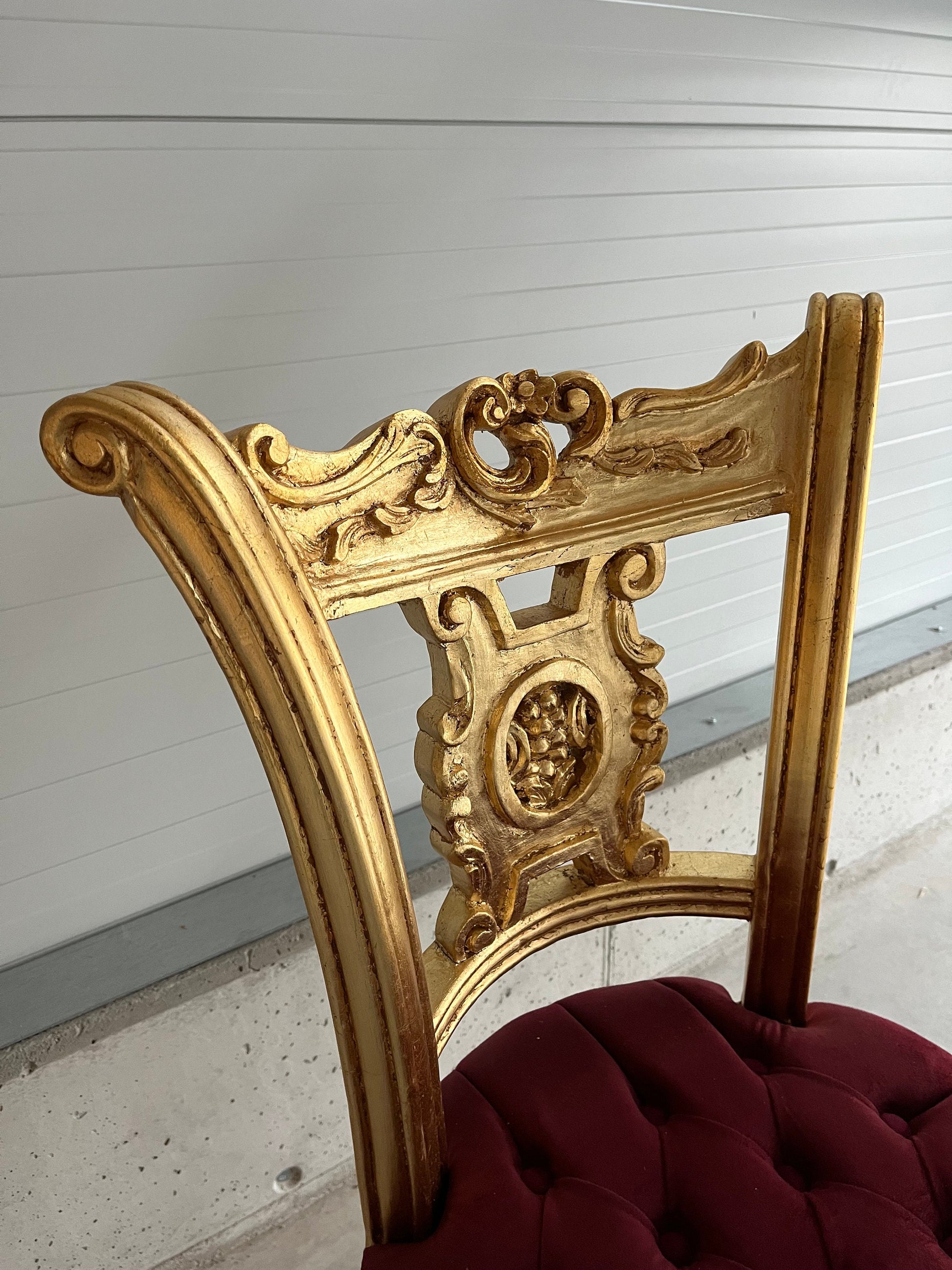 Hoher Barstuhl im barocken Antikstil/ High Bar Chair Baroque Antique Style Velvet Red in Gold Finish