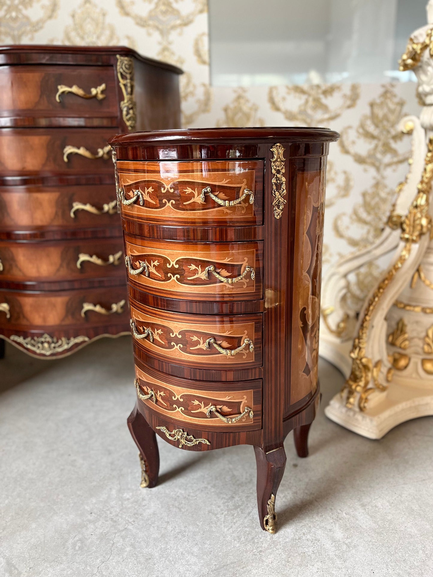 Louis Möbel Kommode Nachttisch im Antik Stil- Runden/ Chest of Drawer French Baroque Antique Style Night Stand in Round Shape Brown