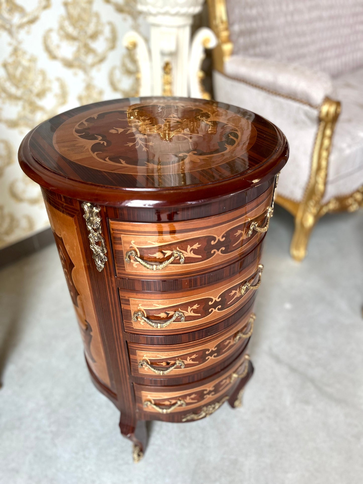 Louis Möbel Kommode Nachttisch im Antik Stil- Runden/ Chest of Drawer French Baroque Antique Style Night Stand in Round Shape Brown