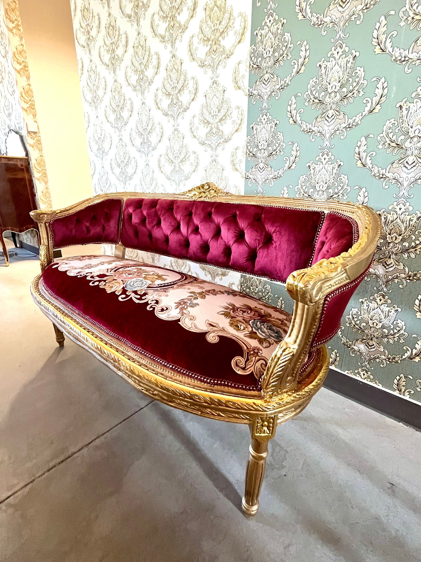 Antique Style Sofa Set Red French Baroque Style Sofa Set in Bordeaux Color French Style Sofa for Lounge Room