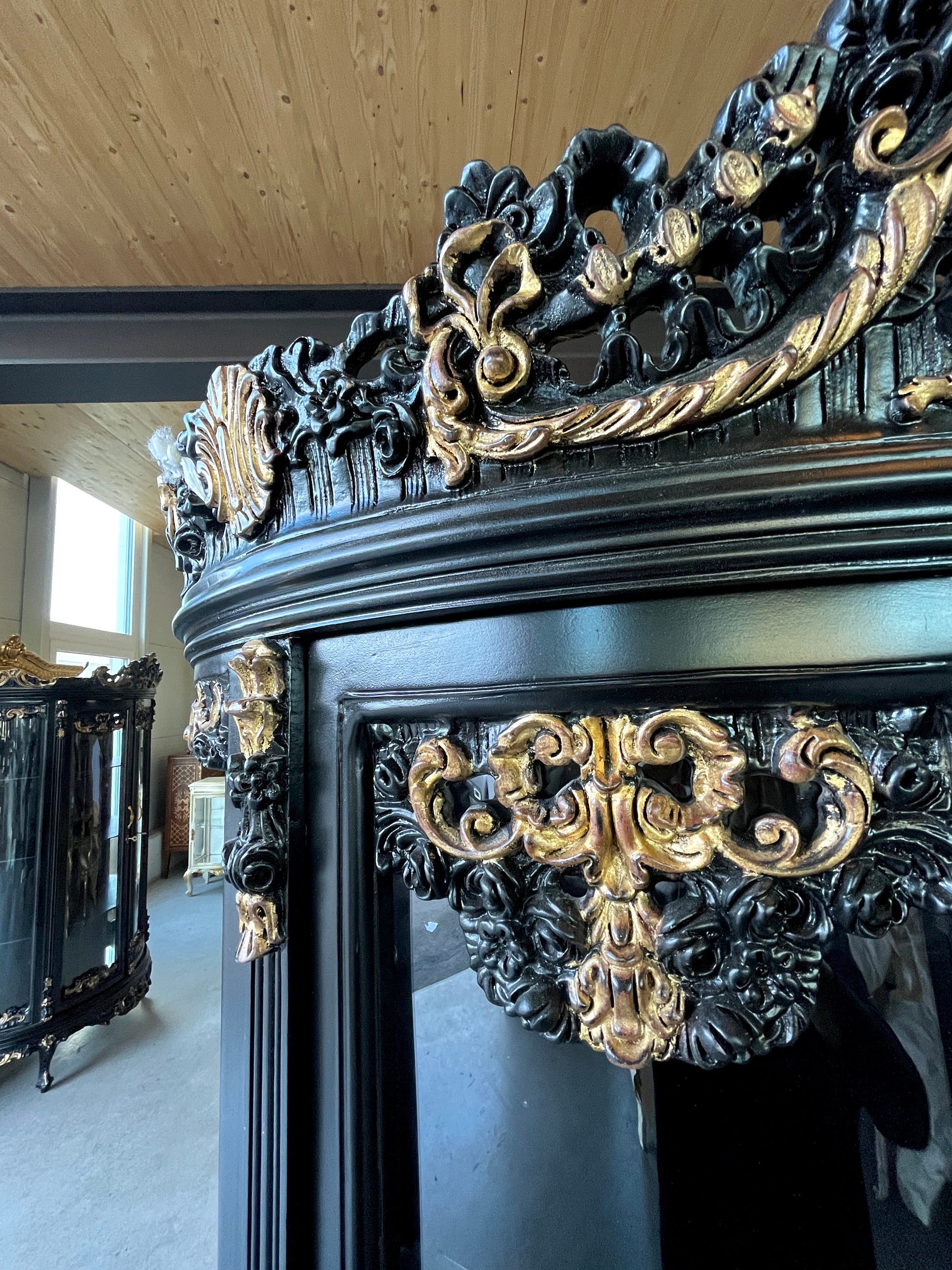 Showcase Cabinet Black Baroque Style Display Cabinet Glass & Wood French Louis Display Cabinet Decor in Black Antique Style Showcase Cabinet