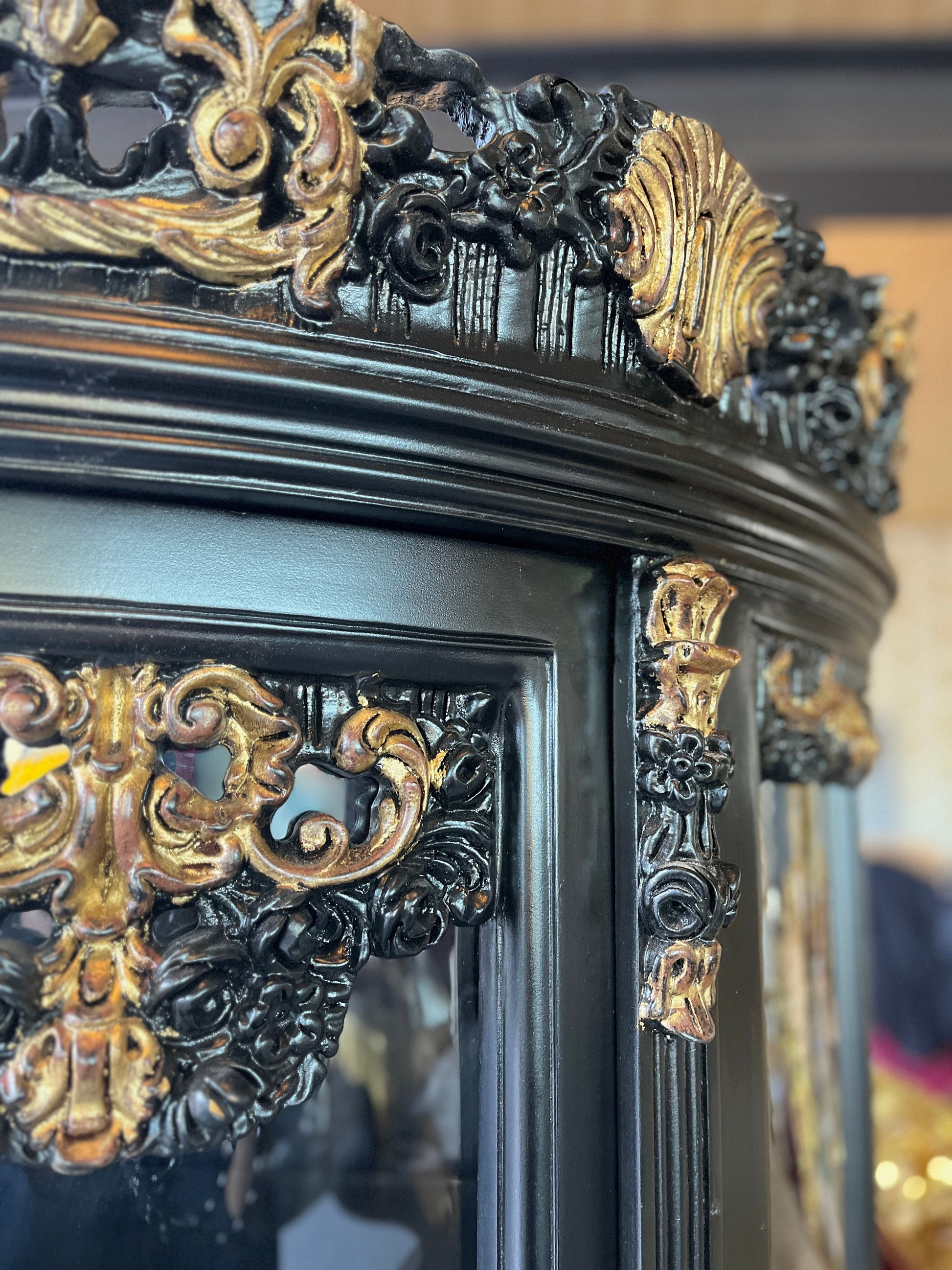 Showcase Cabinet Black Baroque Style Display Cabinet Glass & Wood French Louis Display Cabinet Decor in Black Antique Style Showcase Cabinet