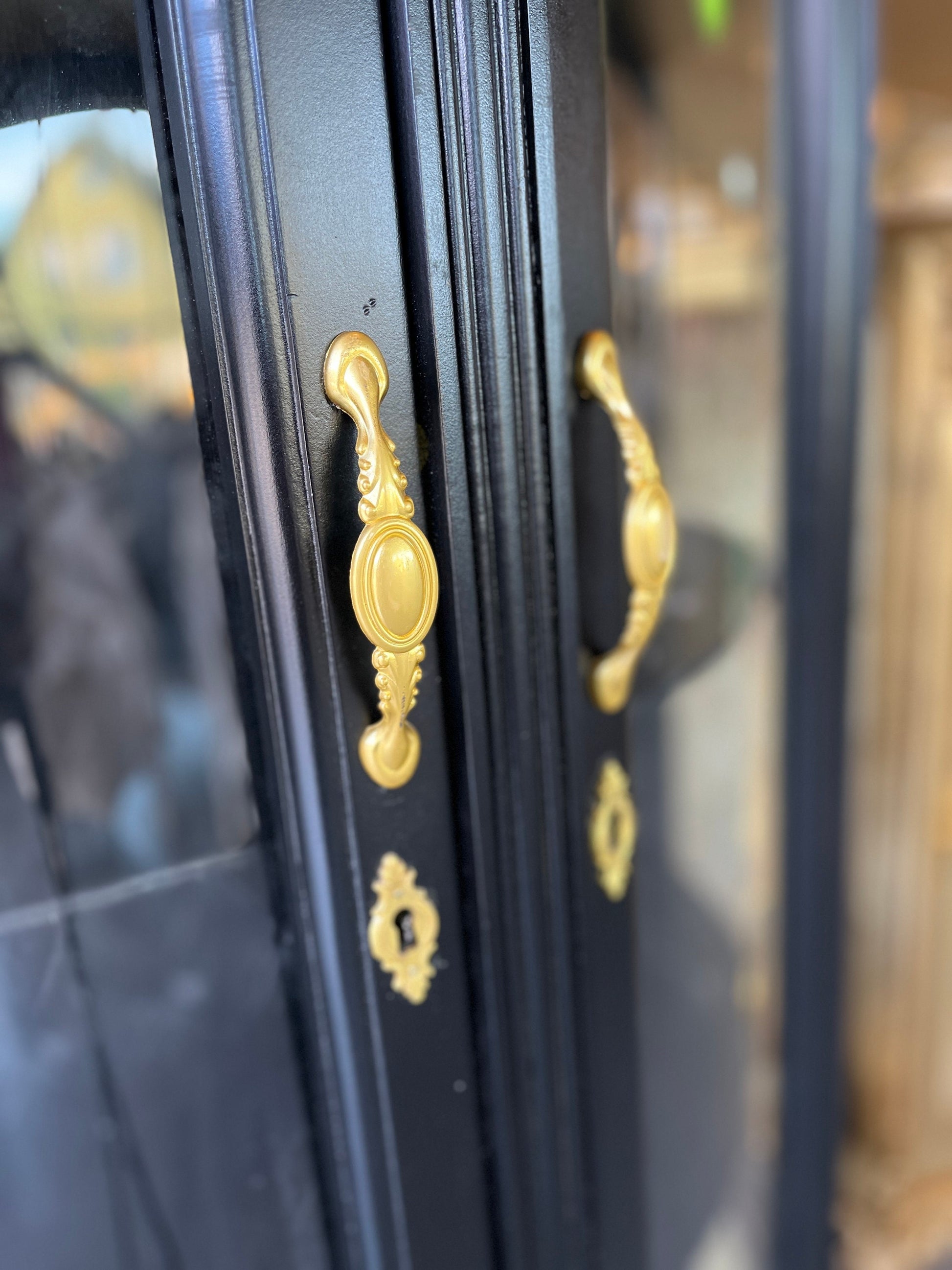 Showcase Cabinet Black Baroque Style Display Cabinet Glass & Wood French Louis Display Cabinet Decor in Black Antique Style Showcase Cabinet