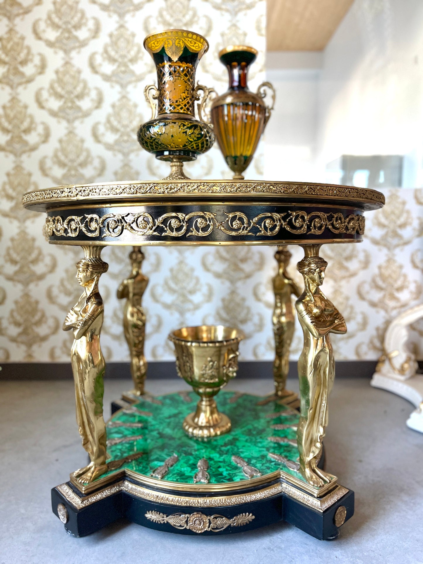 Round Table Royal Antique Style Emerald Green Table Bronze Sculpt Legs Retro Rococo Style Noble Empire Decor Table for Luxurious House