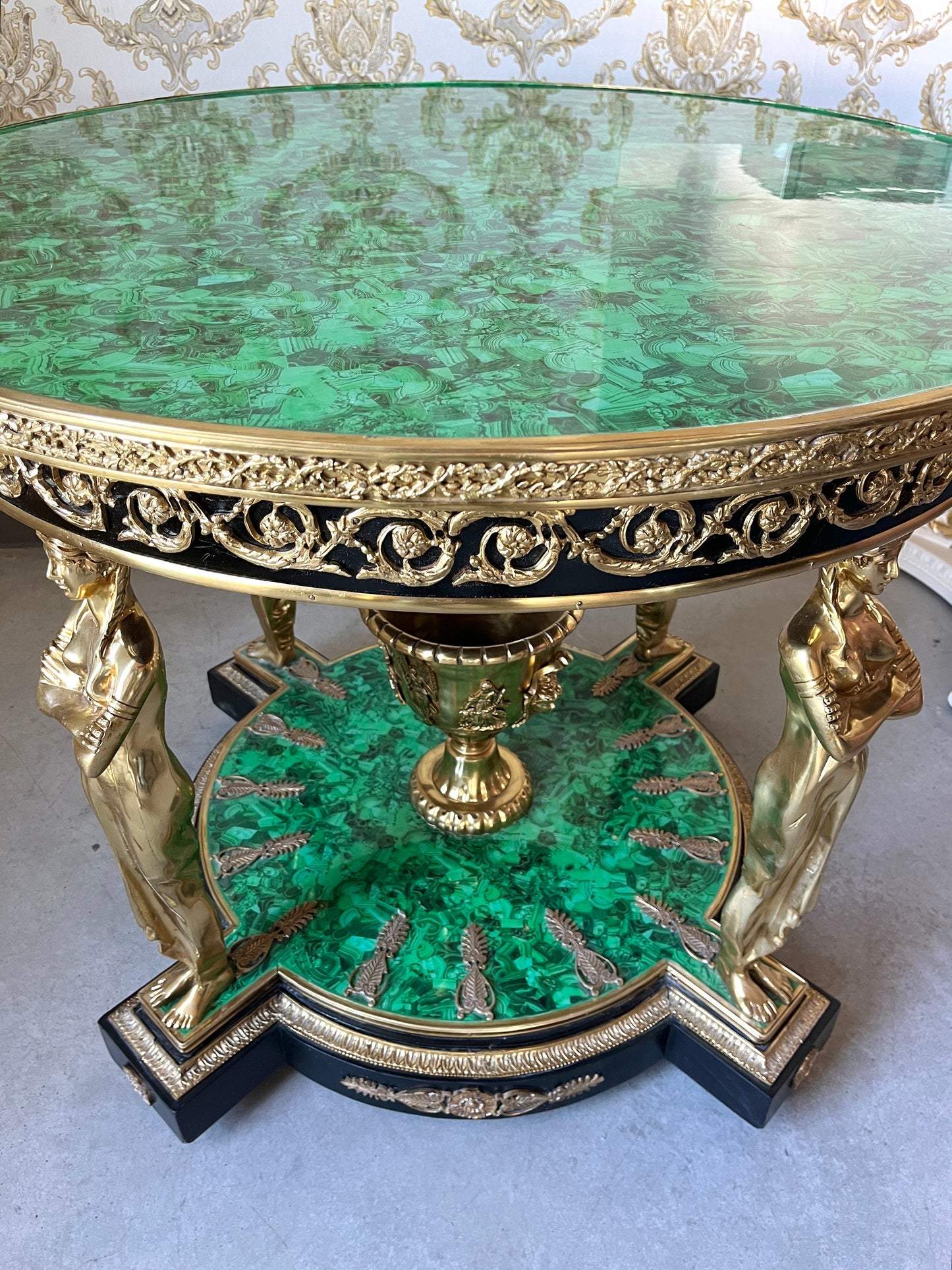 Round Table Royal Antique Style Emerald Green Table Bronze Sculpt Legs Retro Rococo Style Noble Empire Decor Table for Luxurious House