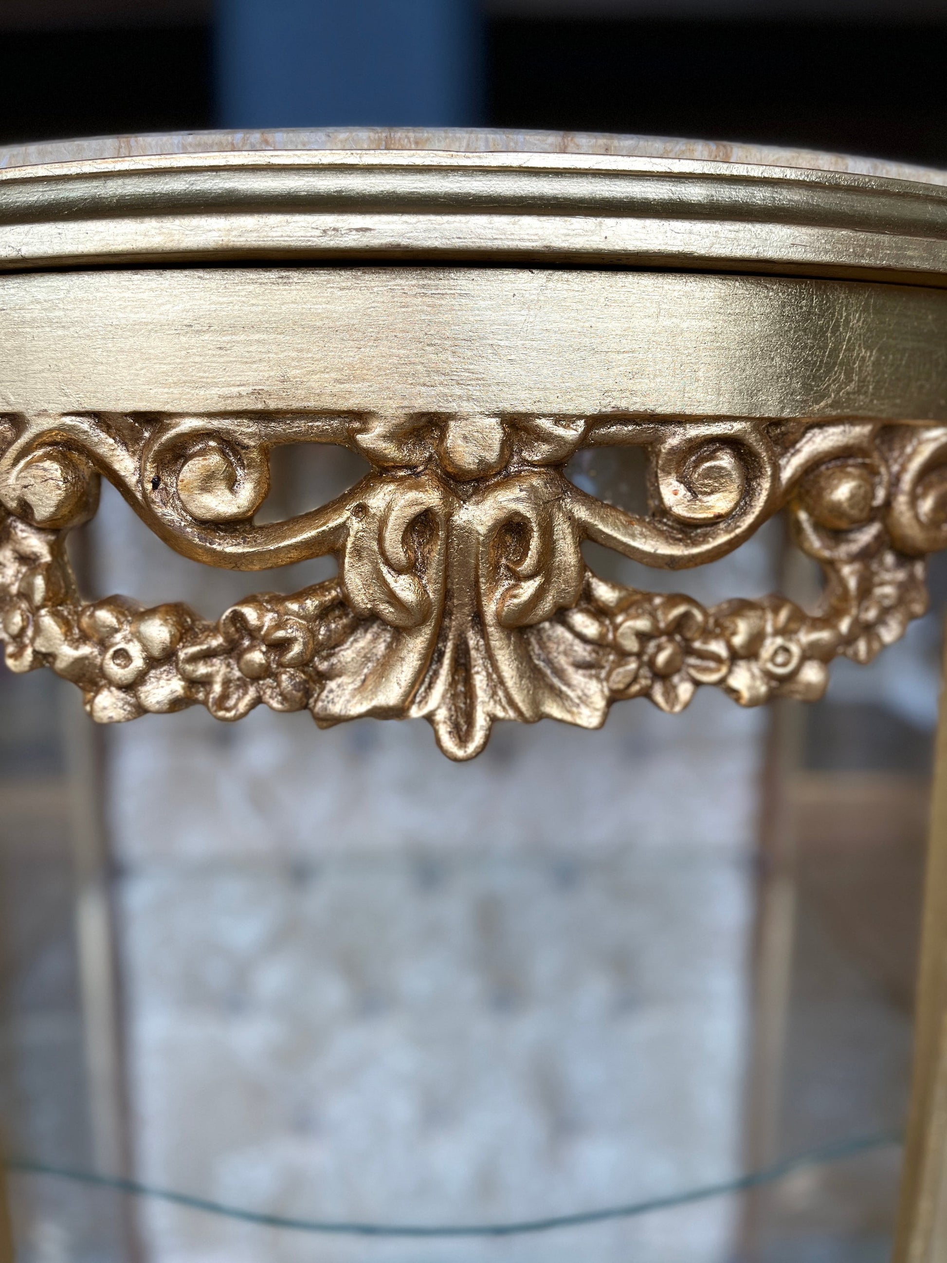Display Cabinet French Louis Antique Style Showcase Retro Baroque Style Beige Glass Showcase Cabinet Gold Finish for Home Decor