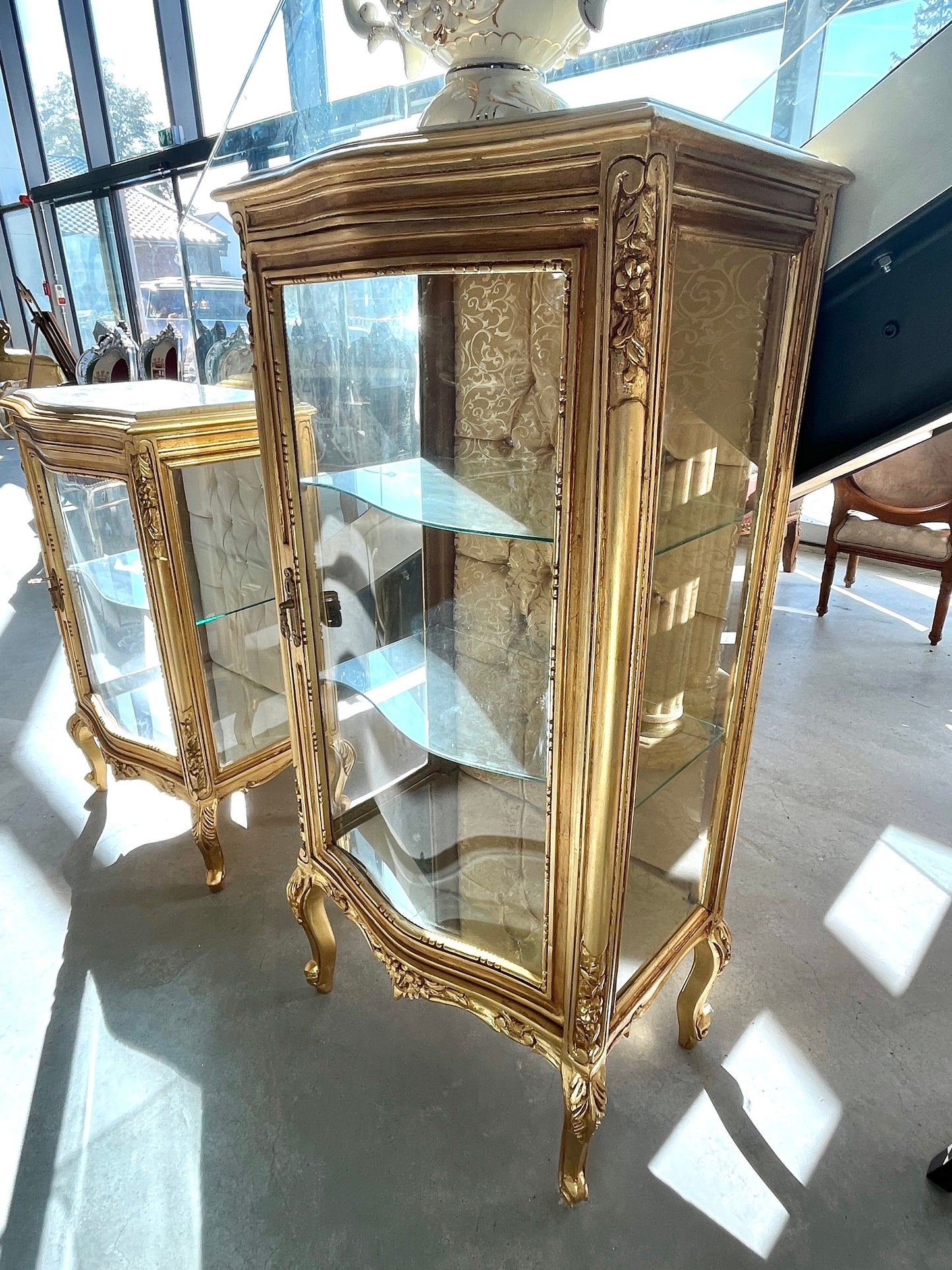 Display Cabinet French Louis Style in Gold Finish Glass Wooden Showcase Retro Baroque Style in Sliver Finish Home Decoration for Living Room