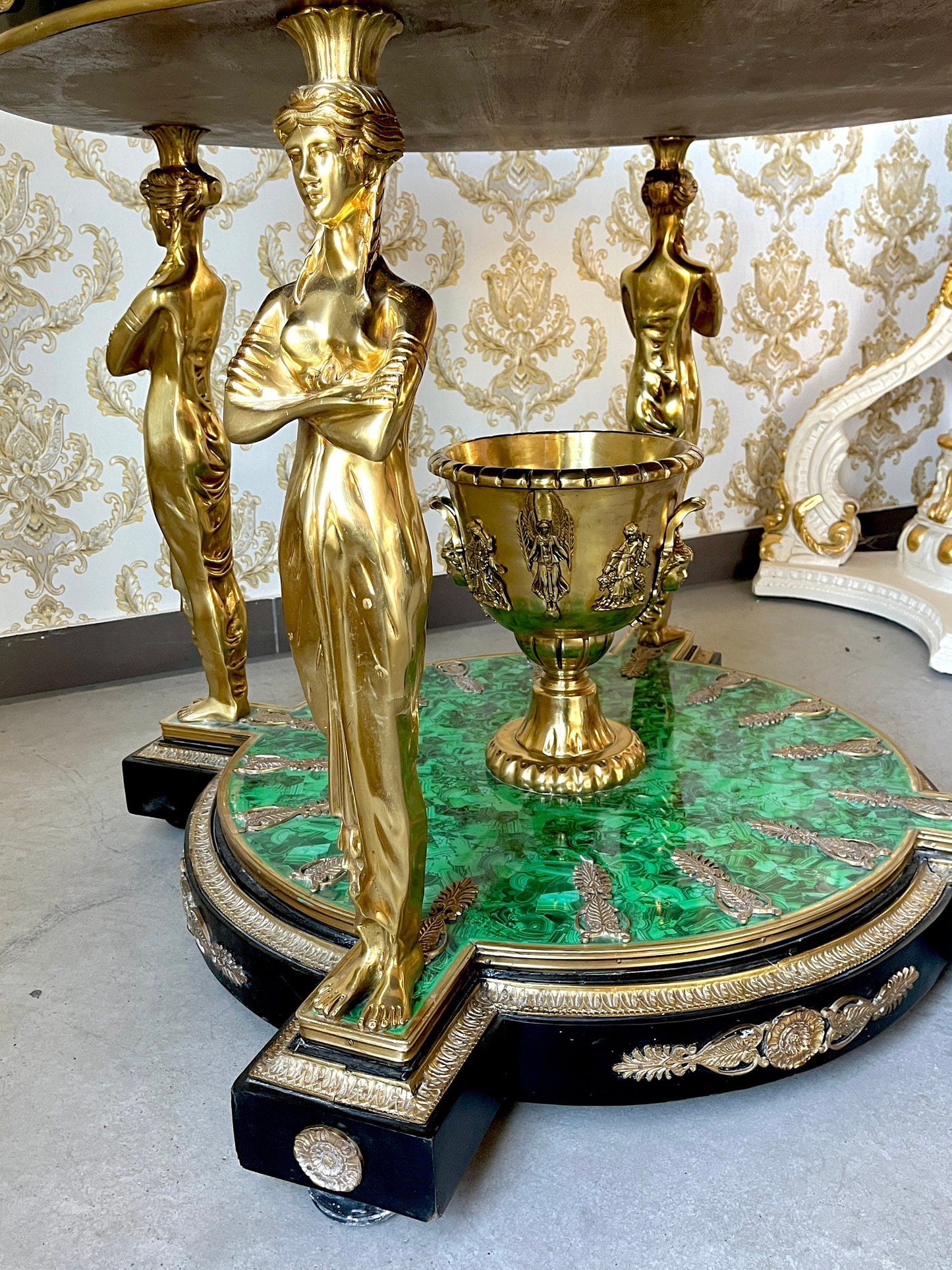 Round Table Royal Antique Style Emerald Green Table Bronze Sculpt Legs Retro Rococo Style Noble Empire Decor Table for Luxurious House