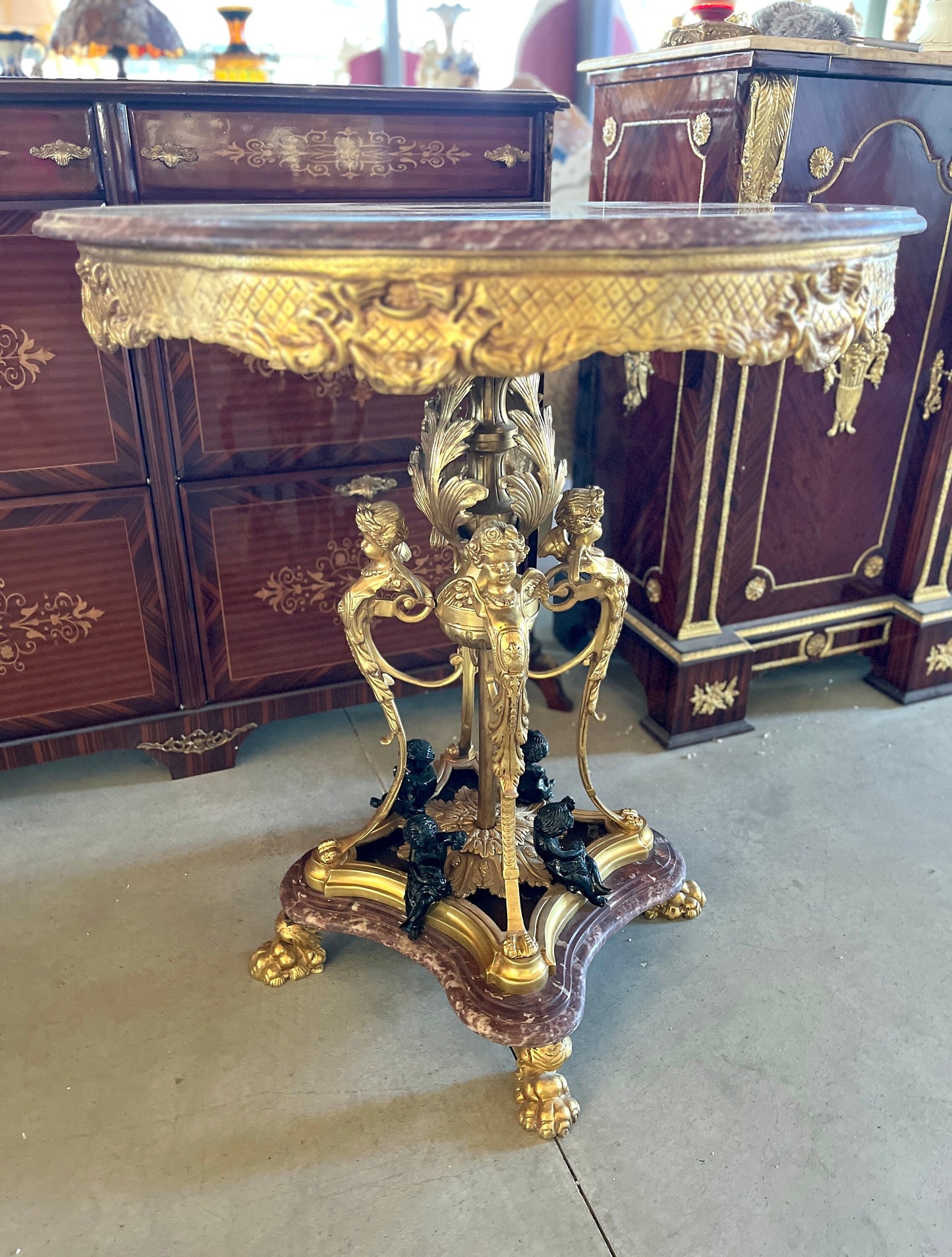 Round Table Royal Antique Style Purple Red Marble Bronze Statue Table Retro Baroque Style Noble Decor Table for Commercial Decoration