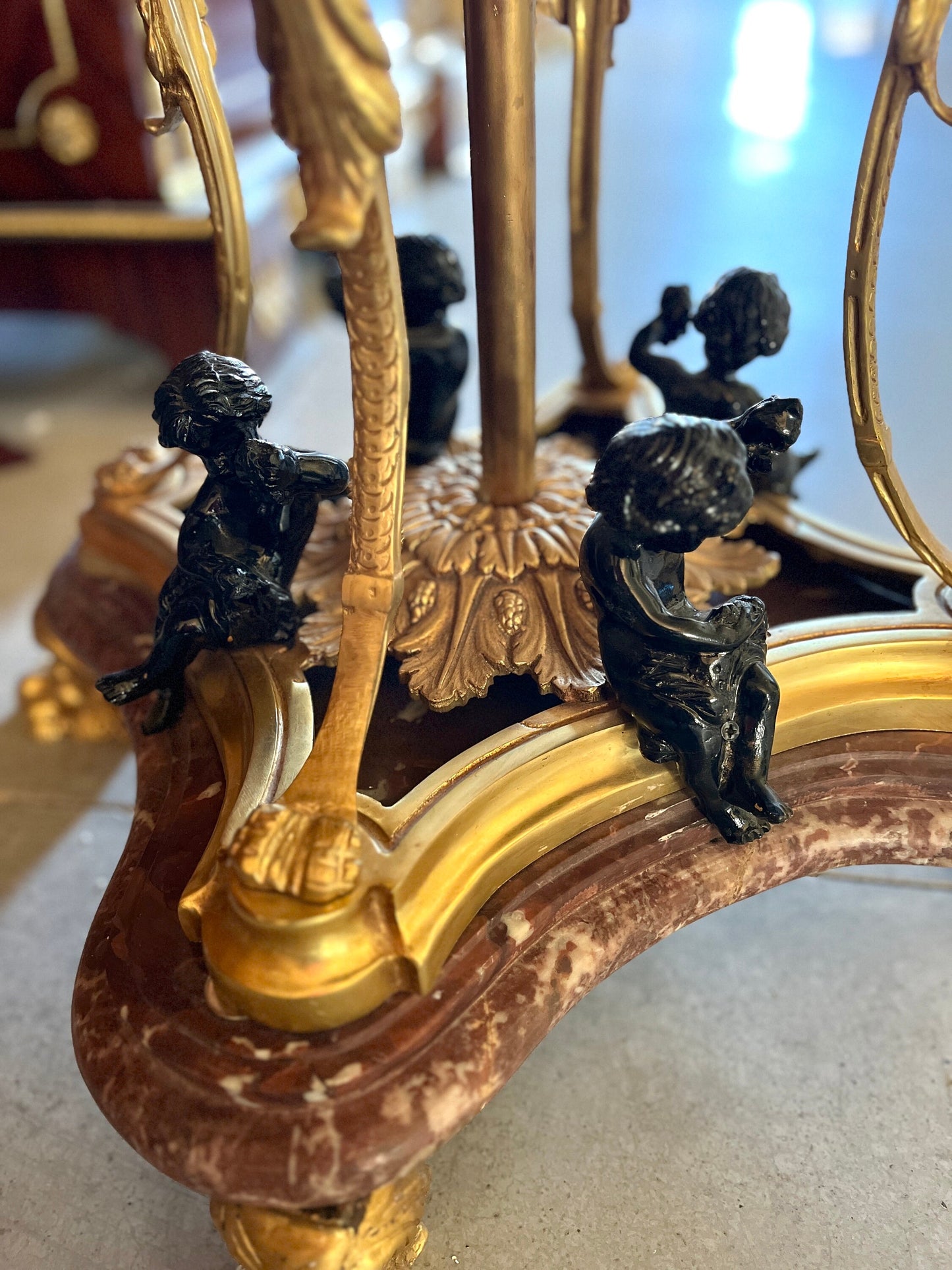 Round Table Royal Antique Style Purple Red Marble Bronze Statue Table Retro Baroque Style Noble Decor Table for Commercial Decoration
