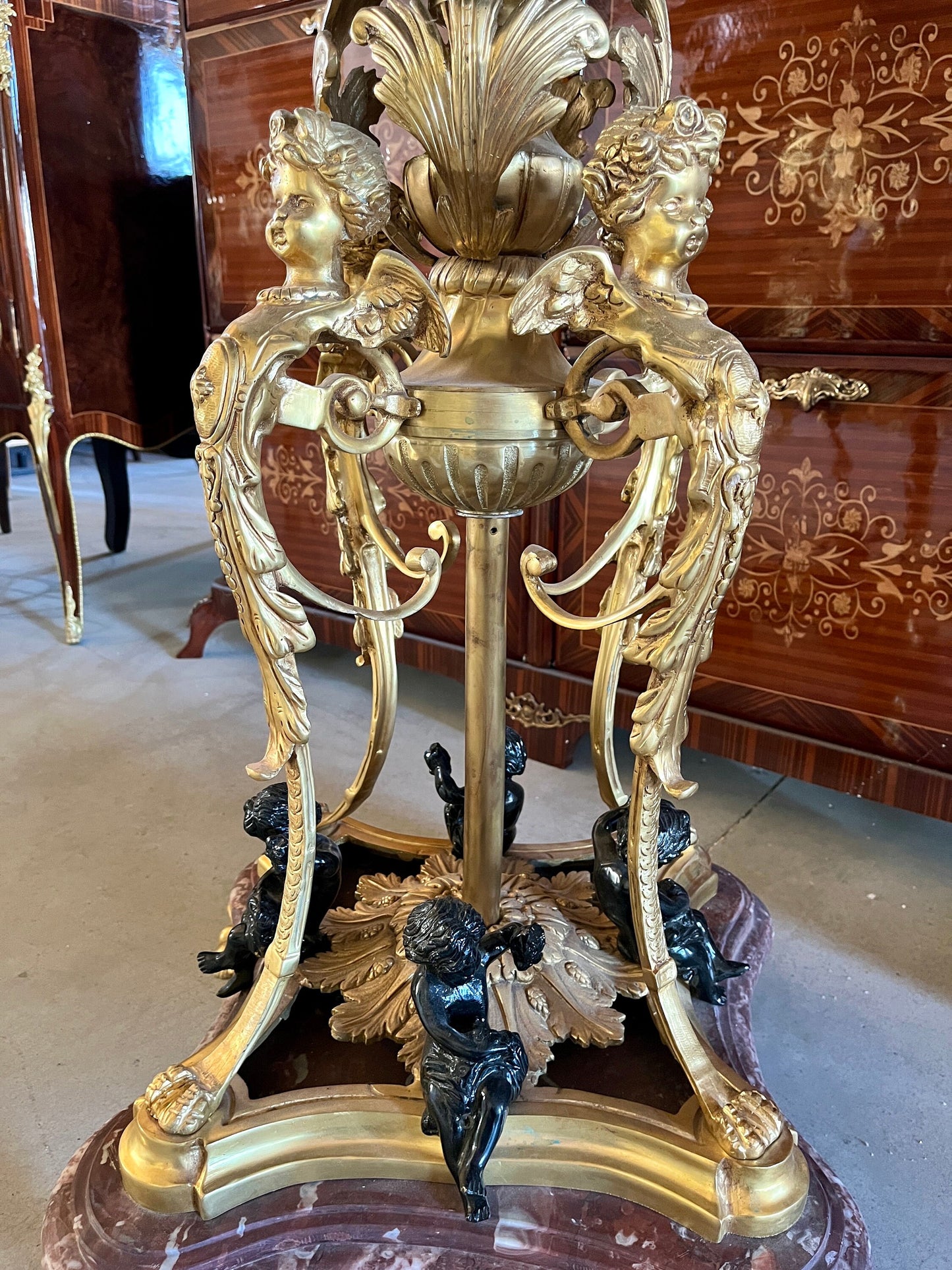 Round Table Royal Antique Style Purple Red Marble Bronze Statue Table Retro Baroque Style Noble Decor Table for Commercial Decoration