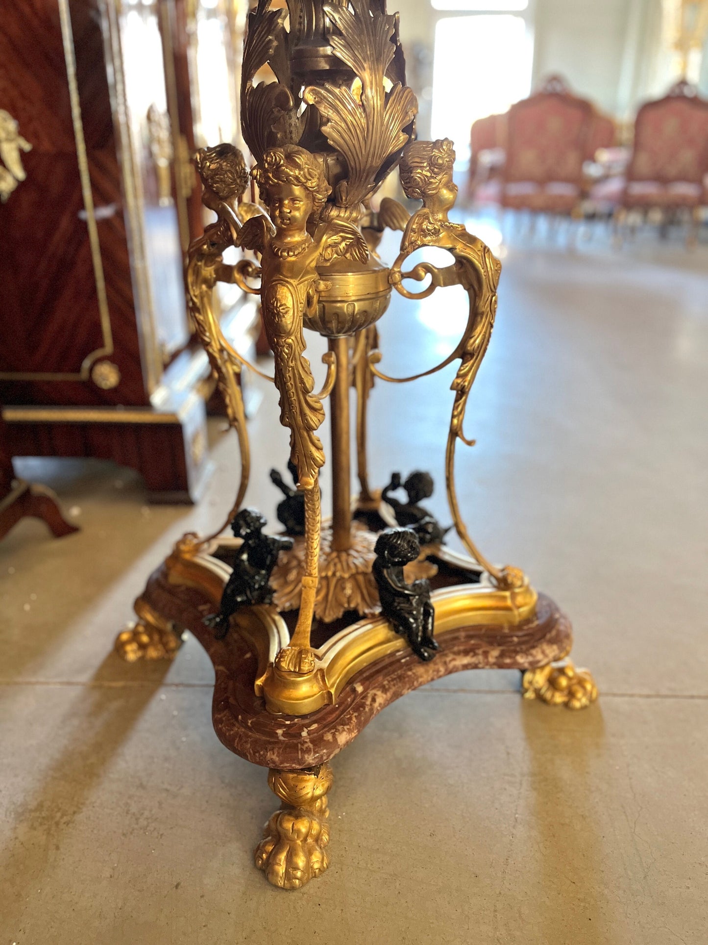 Round Table Royal Antique Style Purple Red Marble Bronze Statue Table Retro Baroque Style Noble Decor Table for Commercial Decoration
