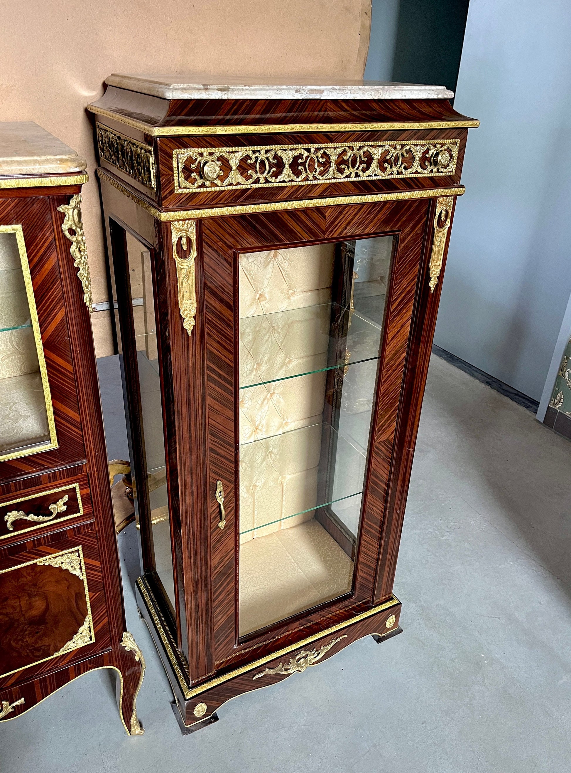 Display Cabinet French Antique Style Glass Wooden Showcase Retro Baroque Style for Home Decoration