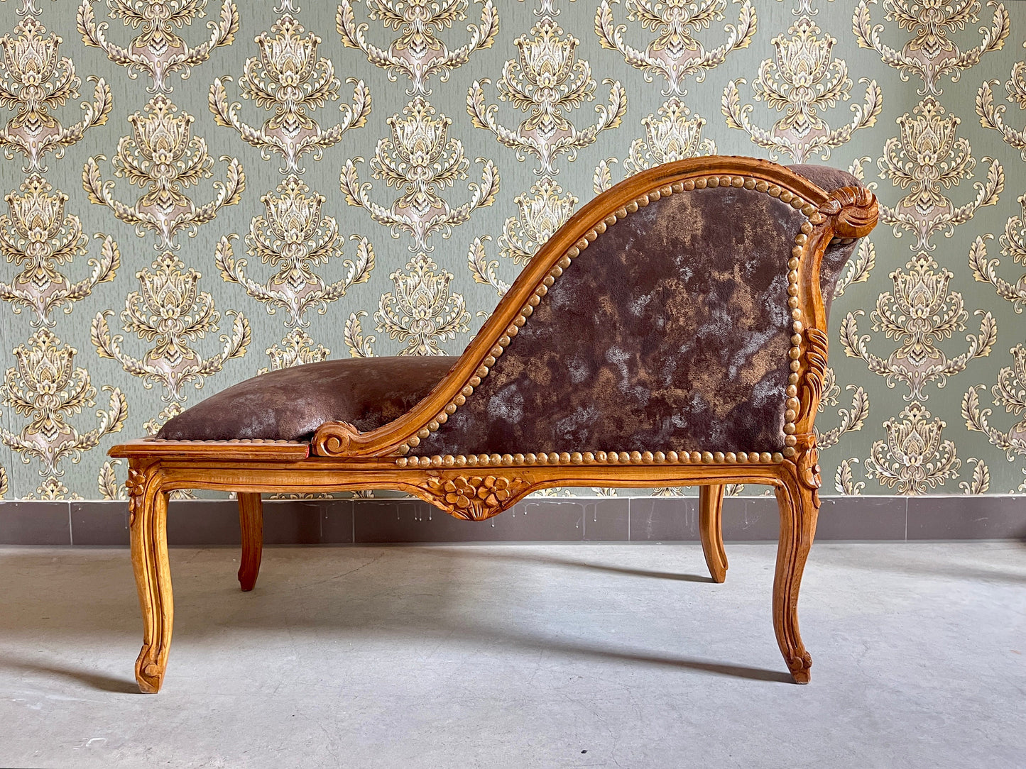 Bench French Louis Style Small Chaise Longue Chocolate Color Retro Baroque Style Ottoman for Home Decor Footstool in Brown