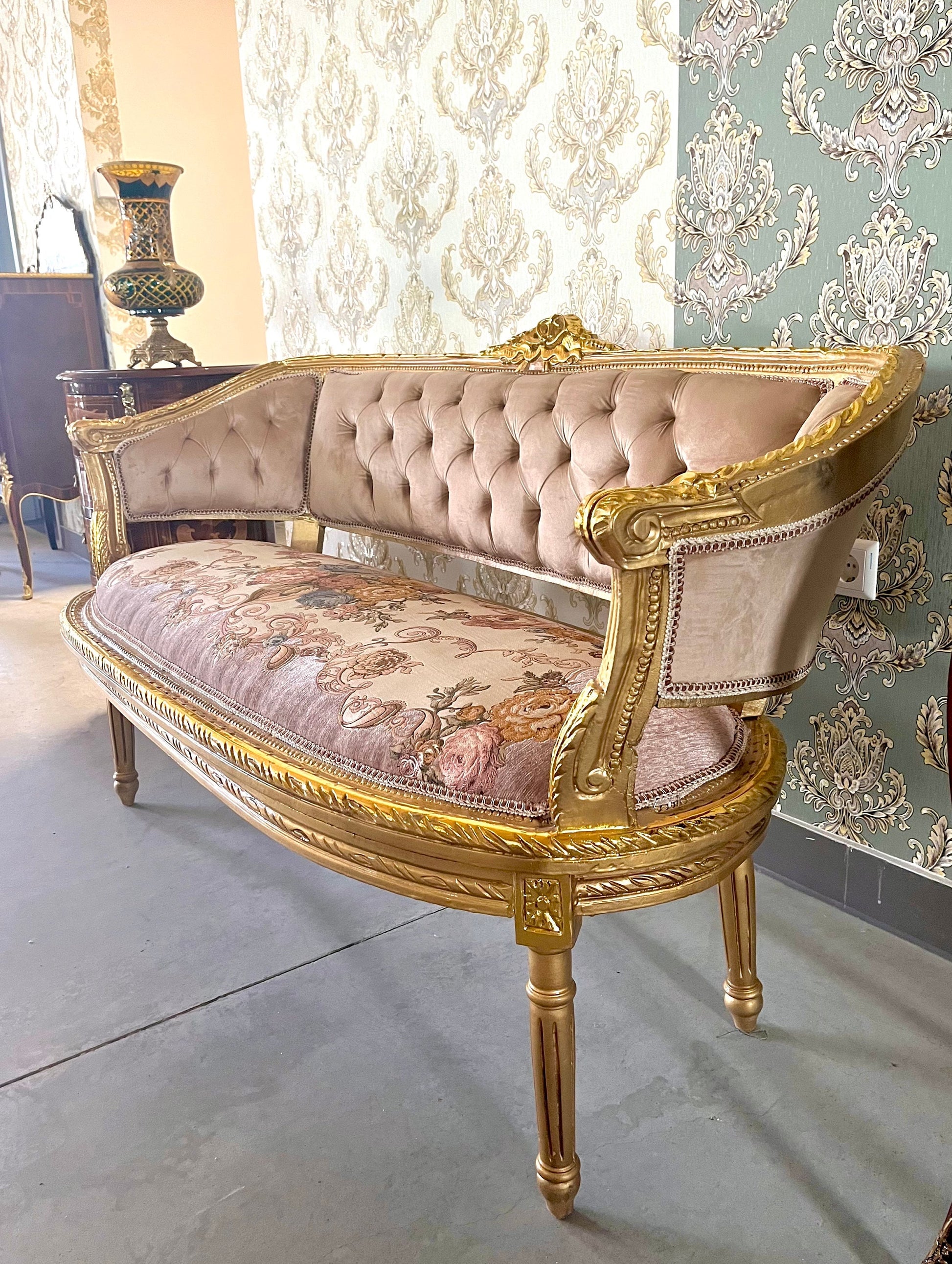 Sofa Set Retro Baroque Style Camel Color Velvet Lounge Sofa French Louis Antique Style in Gold Finish for Lodge Home