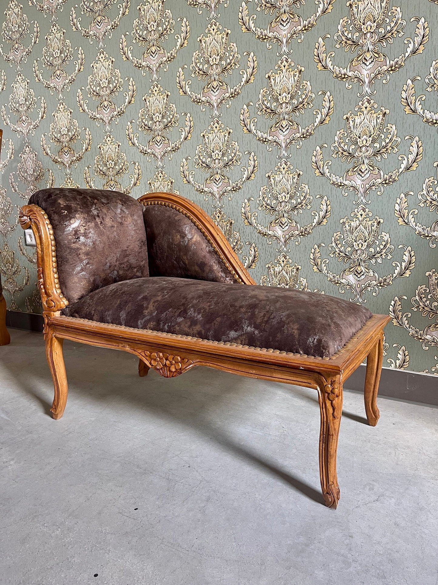 Bench French Louis Style Small Chaise Longue Chocolate Color Retro Baroque Style Ottoman for Home Decor Footstool in Brown