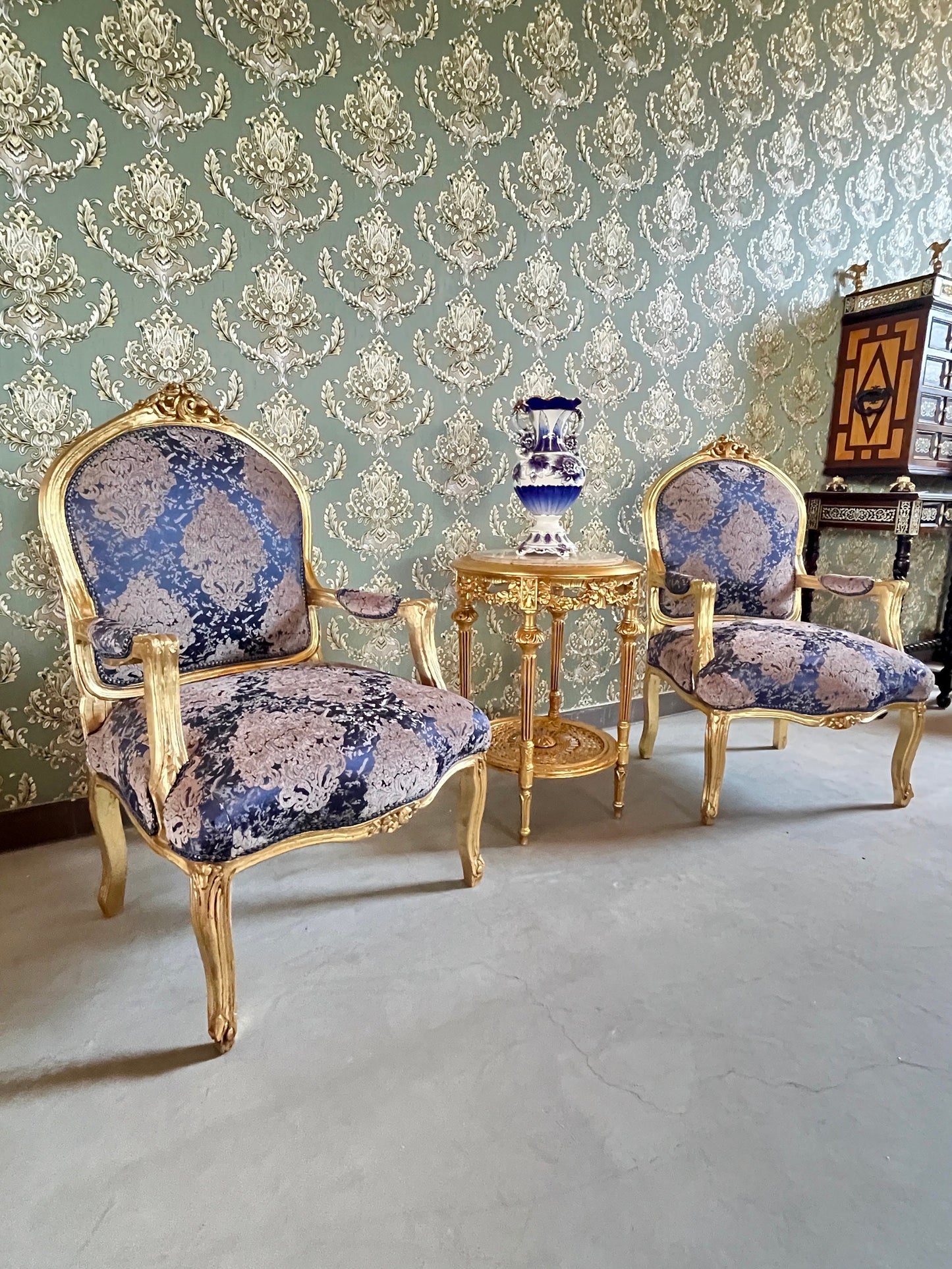2 Armchairs & Table Set French Louis Style in Navy Blue Retro Baroque Rococo Style Armchair Table Set For Home Decor Hotel Lounge Chair Set