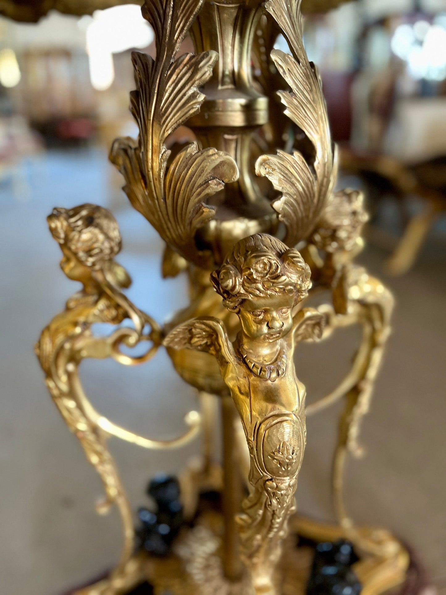Round Table Royal Antique Style Purple Red Marble Bronze Statue Table Retro Baroque Style Noble Decor Table for Commercial Decoration