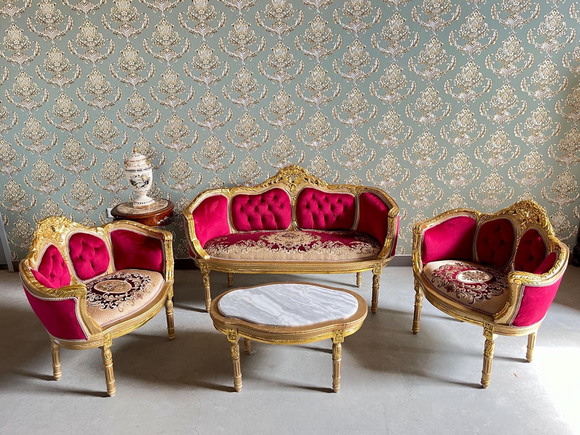 Lounge Sofa Set Antique Baroque Rococo Style in Xmas Red Velvet & Deluxe Red Damask Sofa Set in Retro Royal Style for Home Xmas Decor