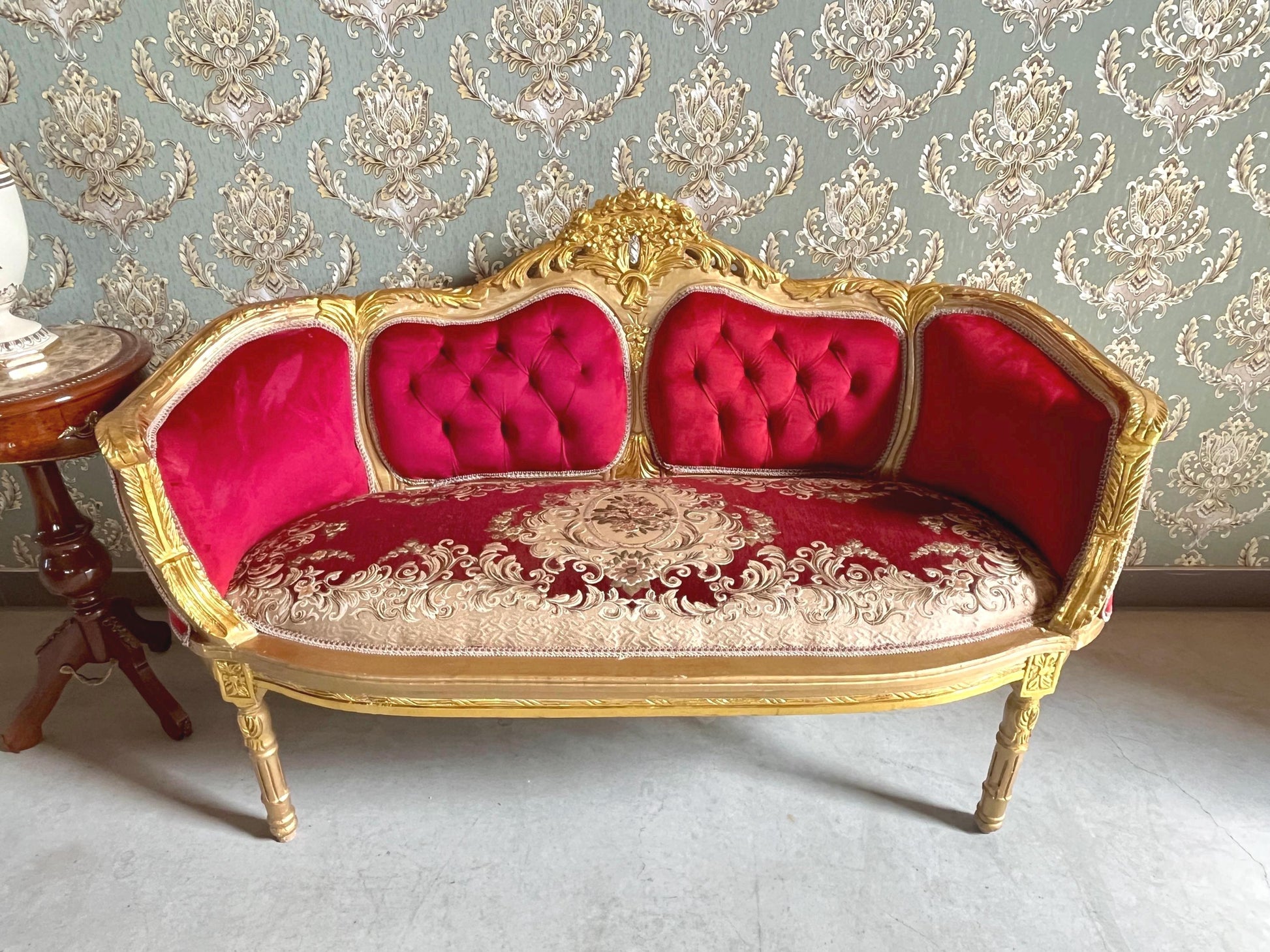 Lounge Sofa Set Antique Baroque Rococo Style in Xmas Red Velvet & Deluxe Red Damask Sofa Set in Retro Royal Style for Home Xmas Decor
