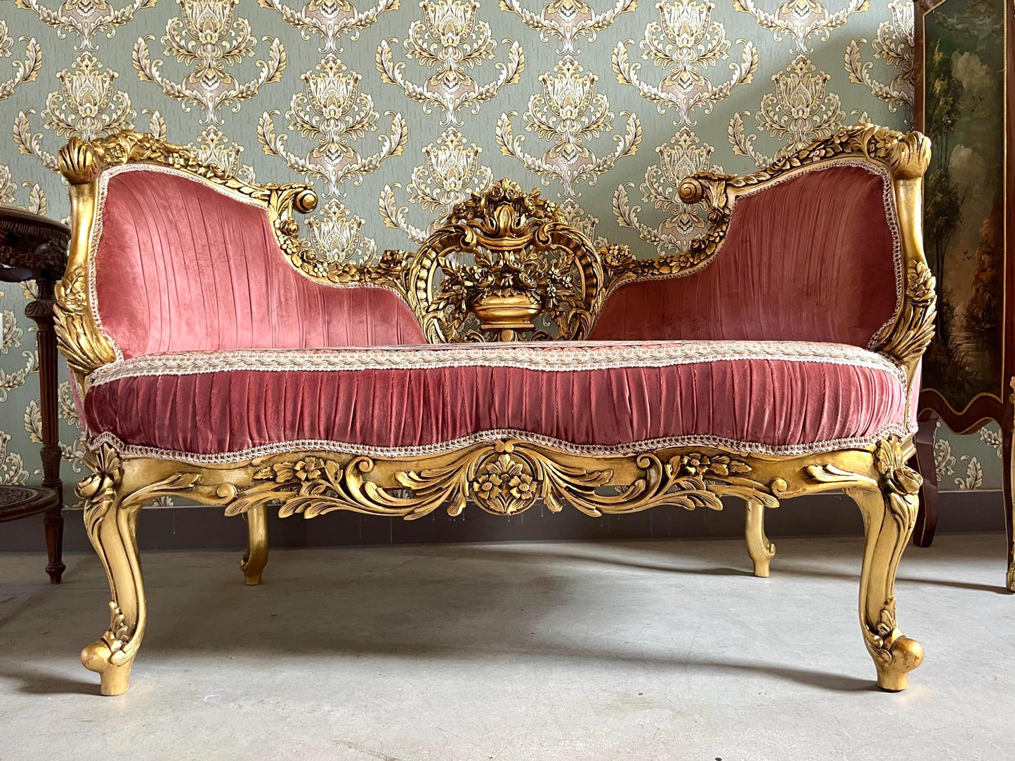 Lounge Couch Royal Baroque Style Bench in Rose Pink Velvet French Antique Style Love Seat Gold Finish for Xmas Decor Homewarming Party Event