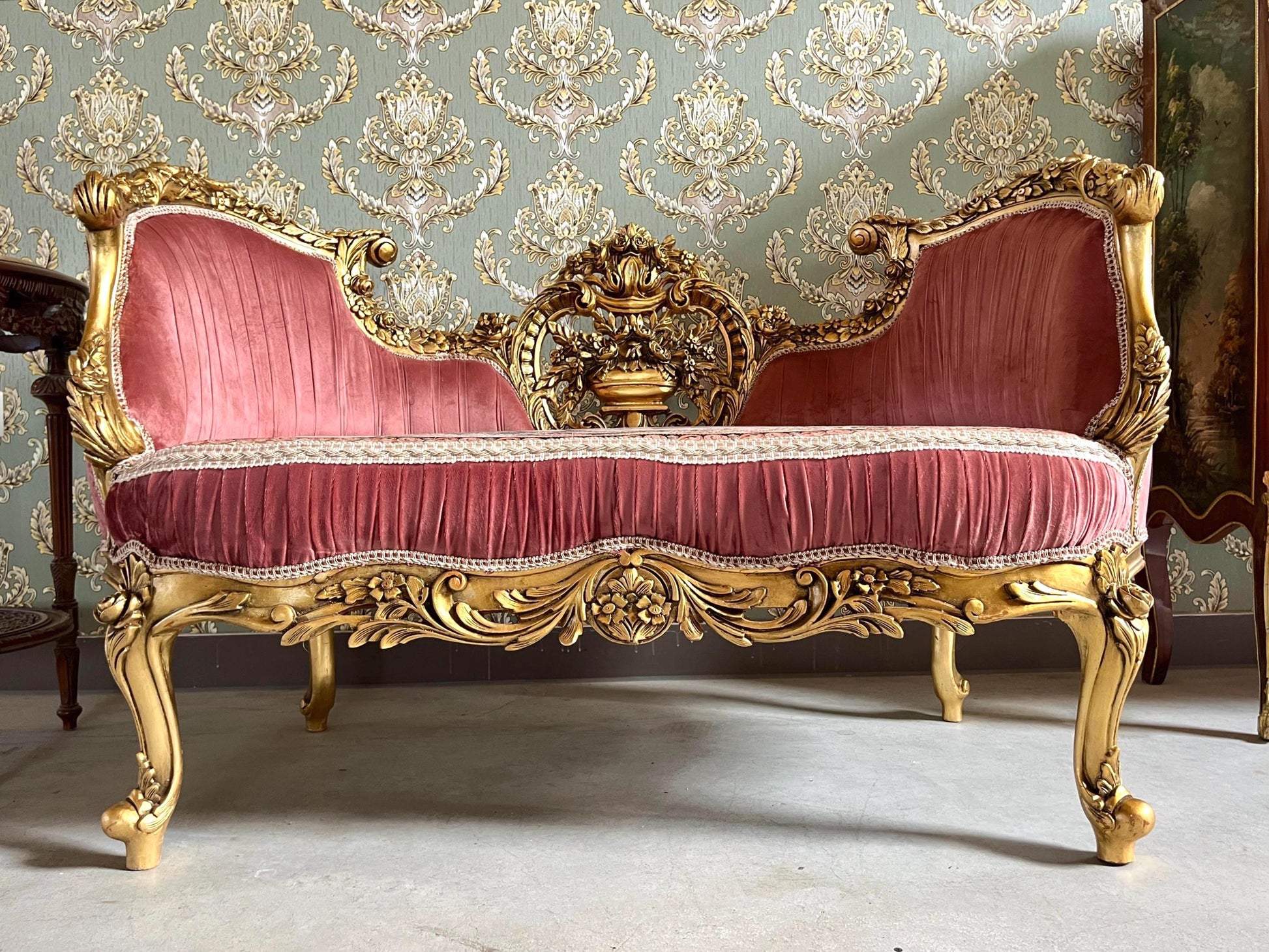 Lounge Couch Royal Baroque Style Bench in Rose Pink Velvet French Antique Style Love Seat Gold Finish for Xmas Decor Homewarming Party Event