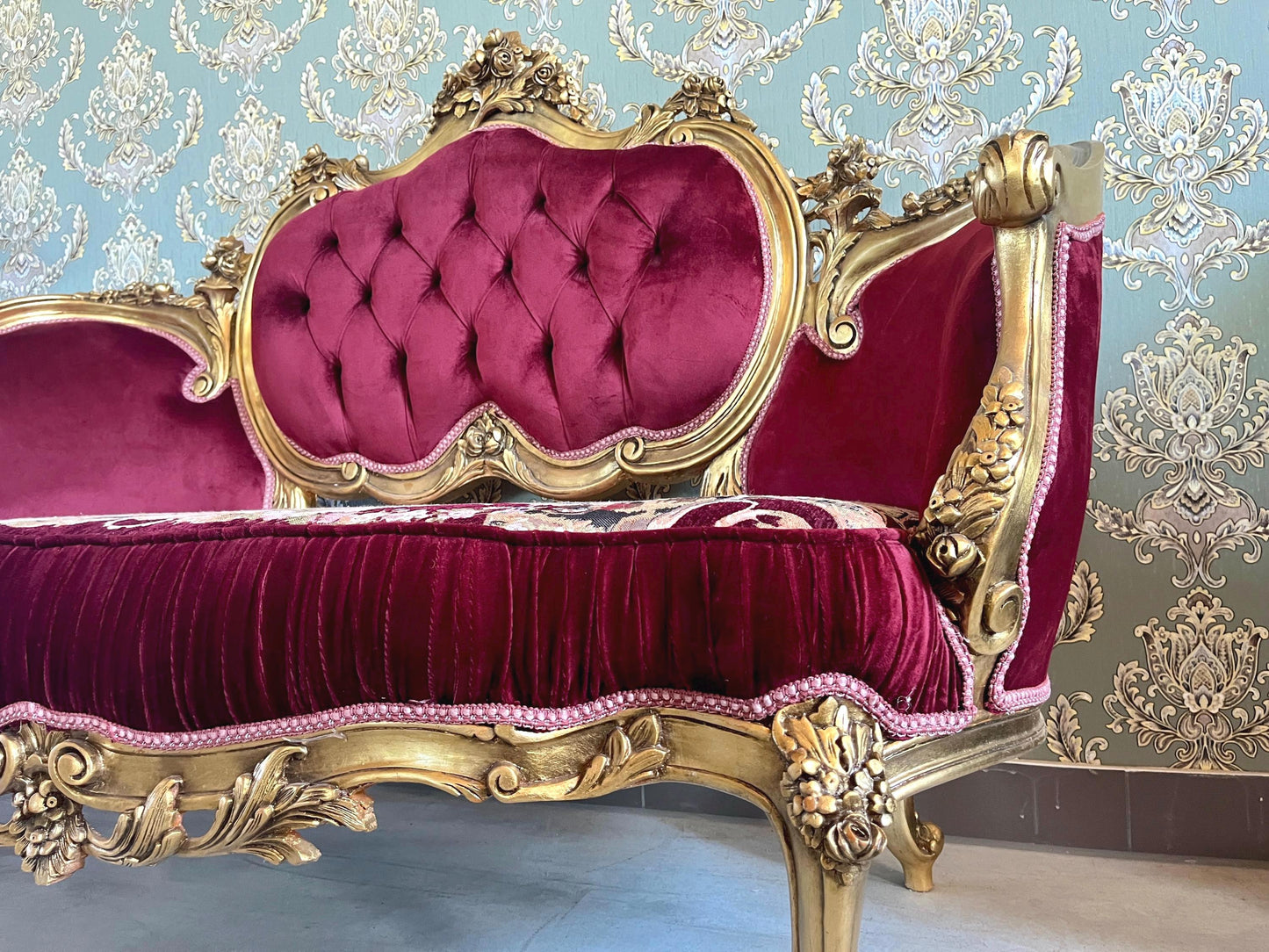 Love Seat French Royal Baroque Style Sofa in Bordeaux Red Velvet Nostalgic Antique Style Lounge Sofa in Red Velvet for Home Decor