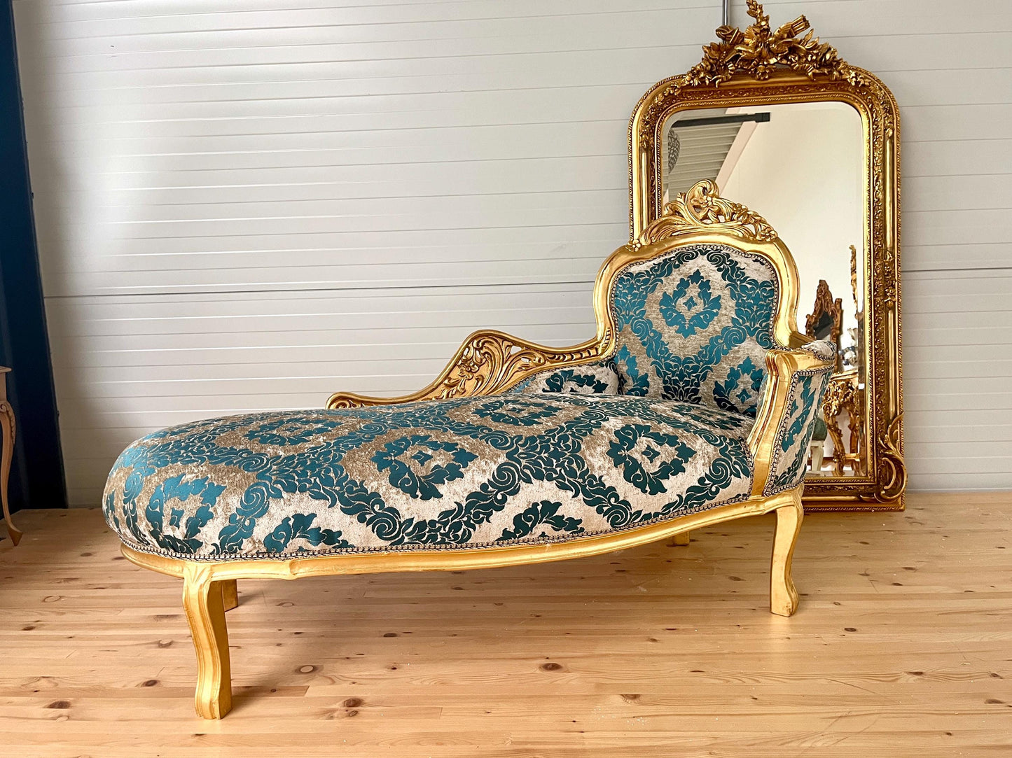 Chaise Longue Blue Velvet Damask French Antique Style in Gold Finish Retro Baroque Style Bench Green Velvet Damask for Home Decor