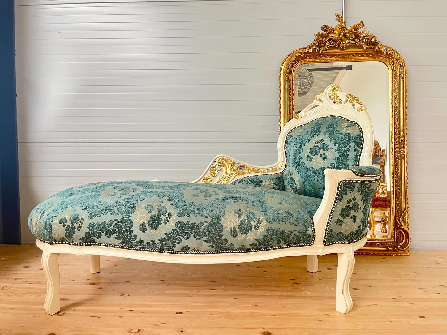 Chaise Longue Blue Velvet Damask French Antique Style in Gold Finish Retro Baroque Style Bench Green Velvet Damask for Home Decor