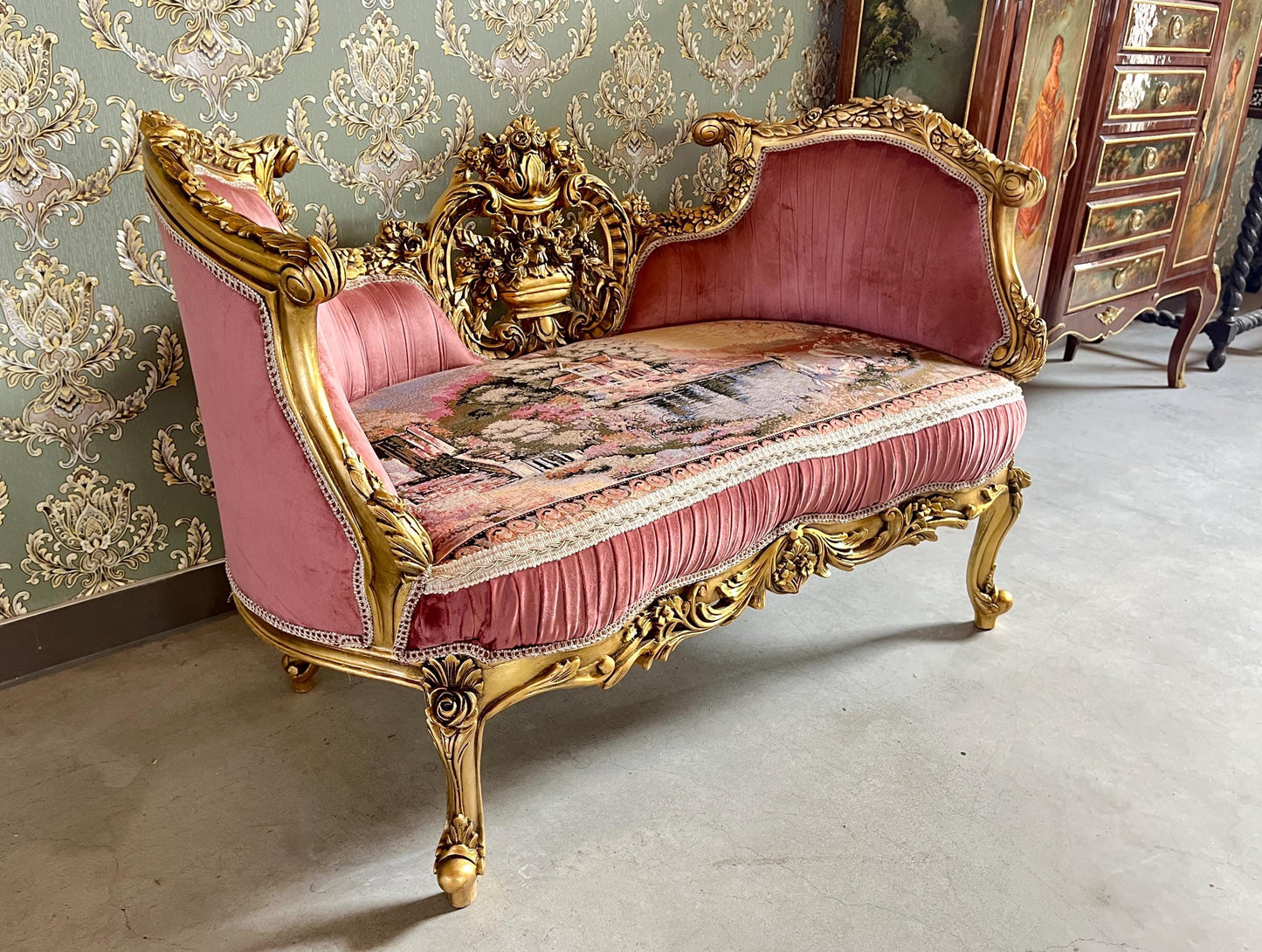 Lounge Couch Royal Baroque Style Bench in Rose Pink Velvet French Antique Style Love Seat Gold Finish for Xmas Decor Homewarming Party Event