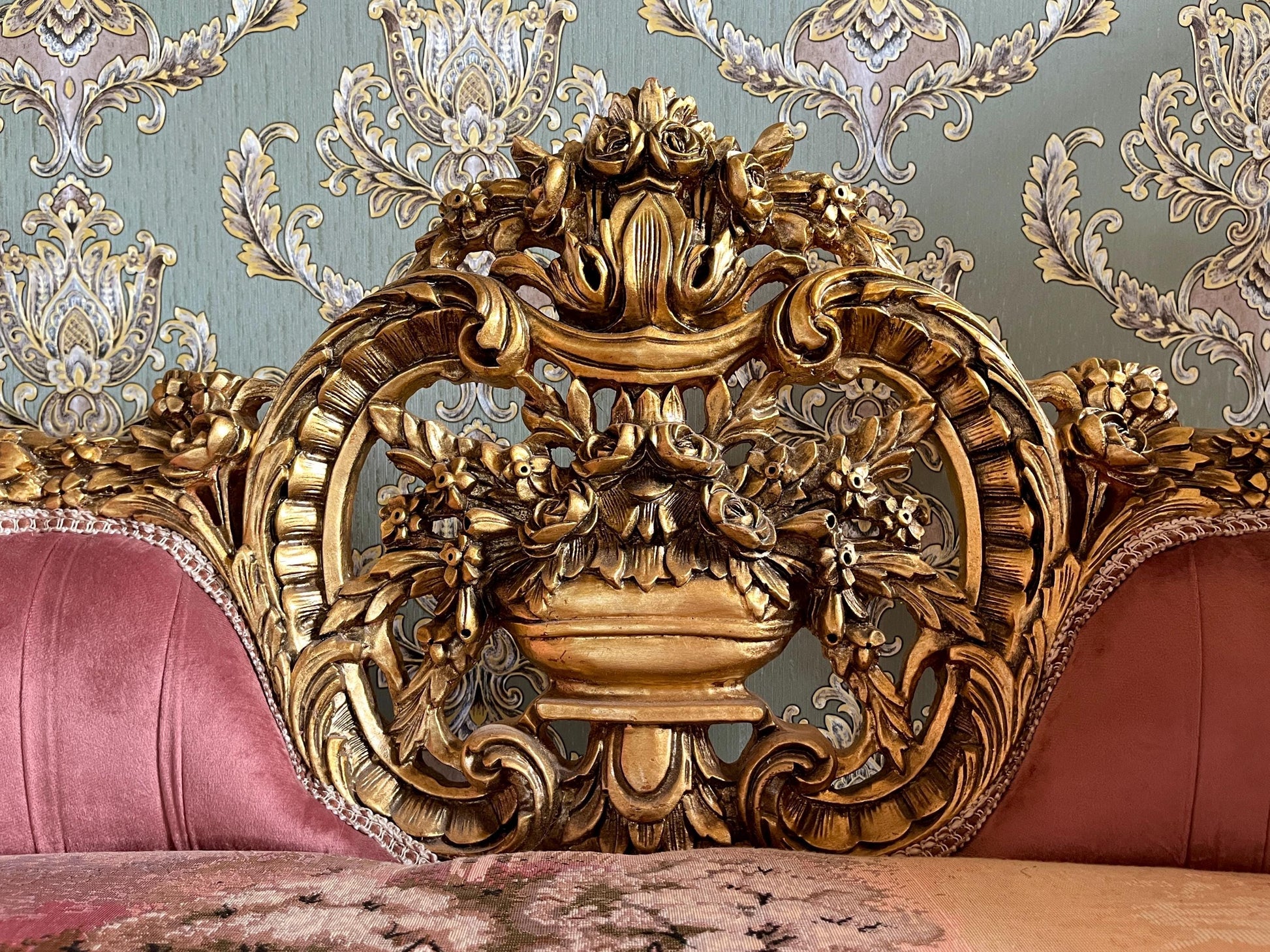 Lounge Couch Royal Baroque Style Bench in Rose Pink Velvet French Antique Style Love Seat Gold Finish for Xmas Decor Homewarming Party Event