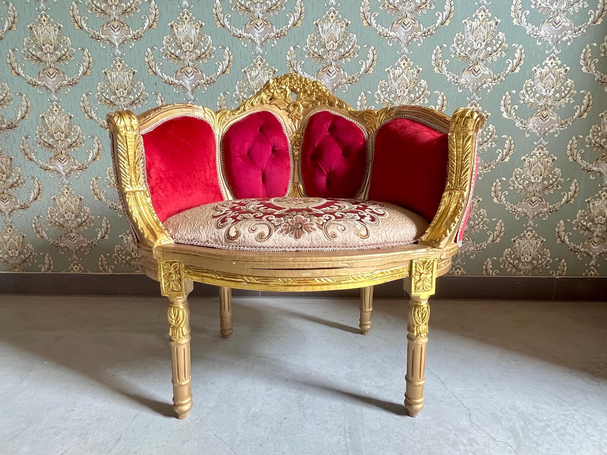 Lounge Sofa Set Antique Baroque Rococo Style in Xmas Red Velvet & Deluxe Red Damask Sofa Set in Retro Royal Style for Home Xmas Decor