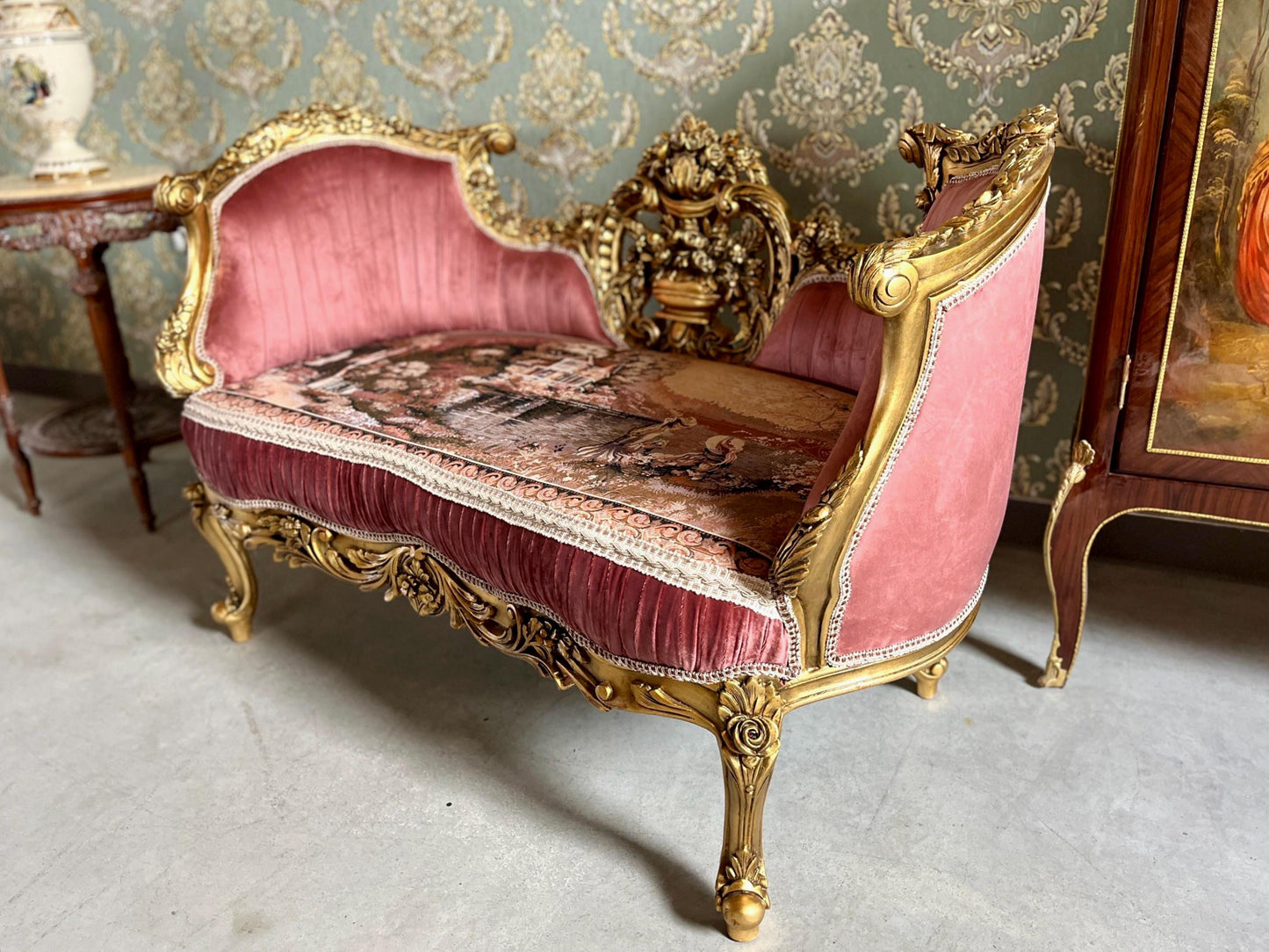 Lounge Couch Royal Baroque Style Bench in Rose Pink Velvet French Antique Style Love Seat Gold Finish for Xmas Decor Homewarming Party Event
