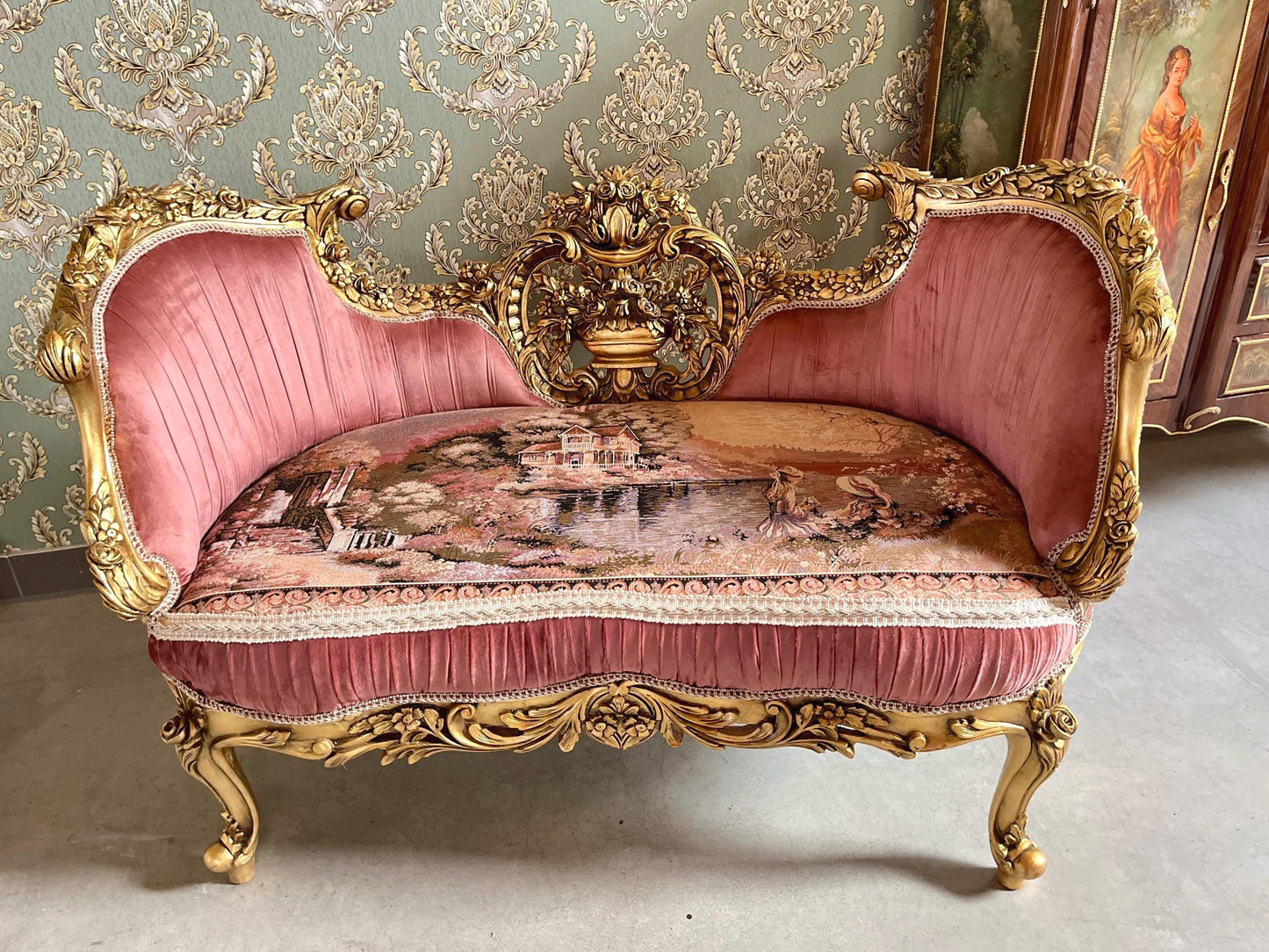 Lounge Couch Royal Baroque Style Bench in Rose Pink Velvet French Antique Style Love Seat Gold Finish for Xmas Decor Homewarming Party Event