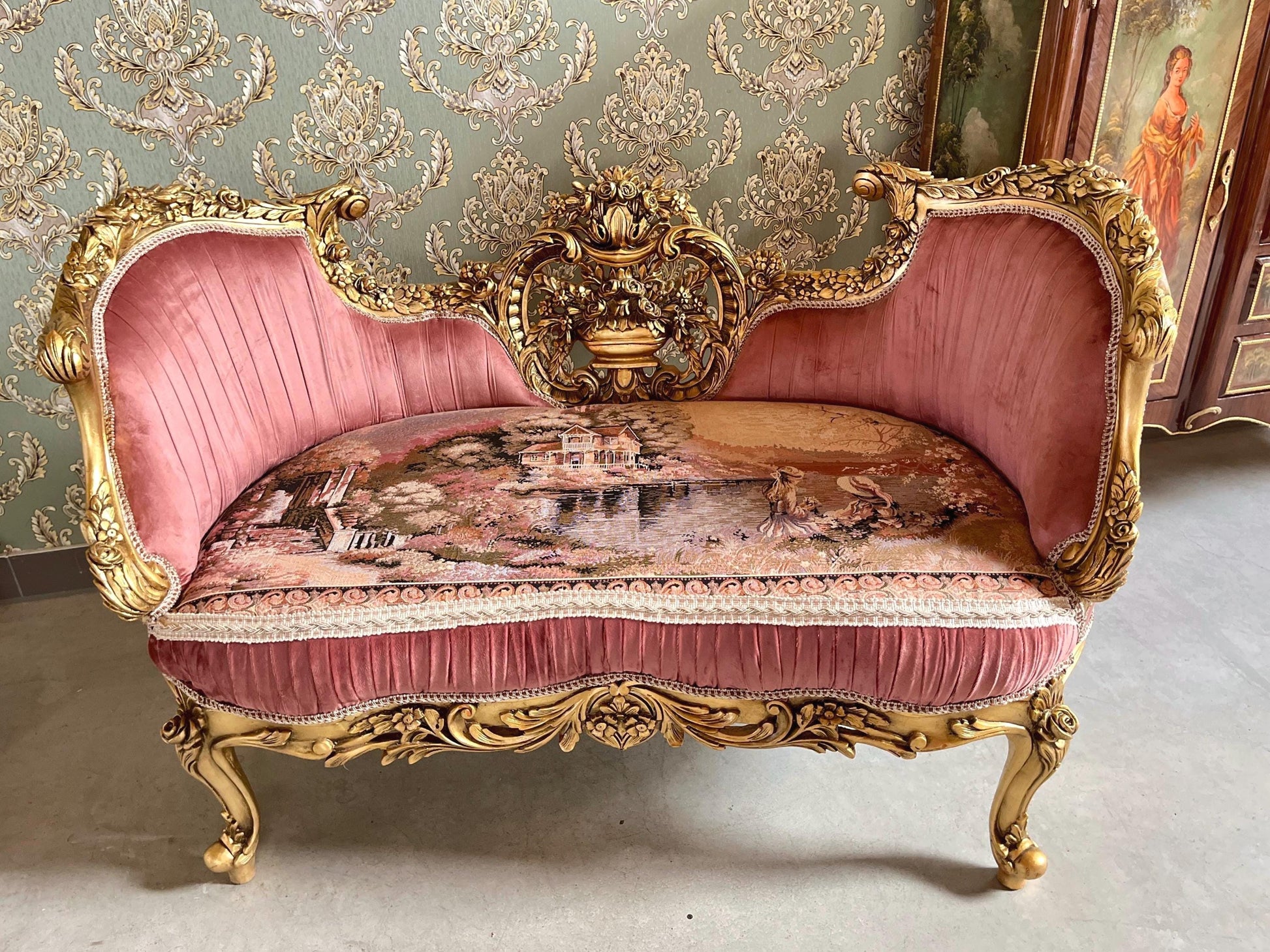 Lounge Couch Royal Baroque Style Bench in Rose Pink Velvet French Antique Style Love Seat Gold Finish for Xmas Decor Homewarming Party Event