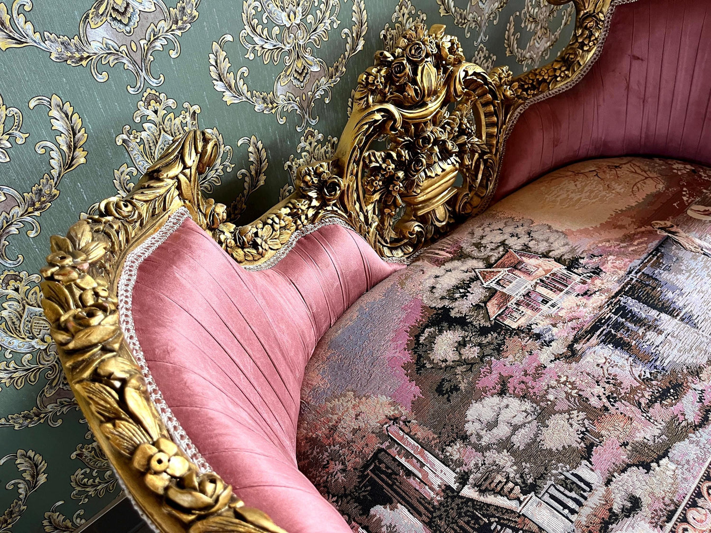Lounge Couch Royal Baroque Style Bench in Rose Pink Velvet French Antique Style Love Seat Gold Finish for Xmas Decor Homewarming Party Event