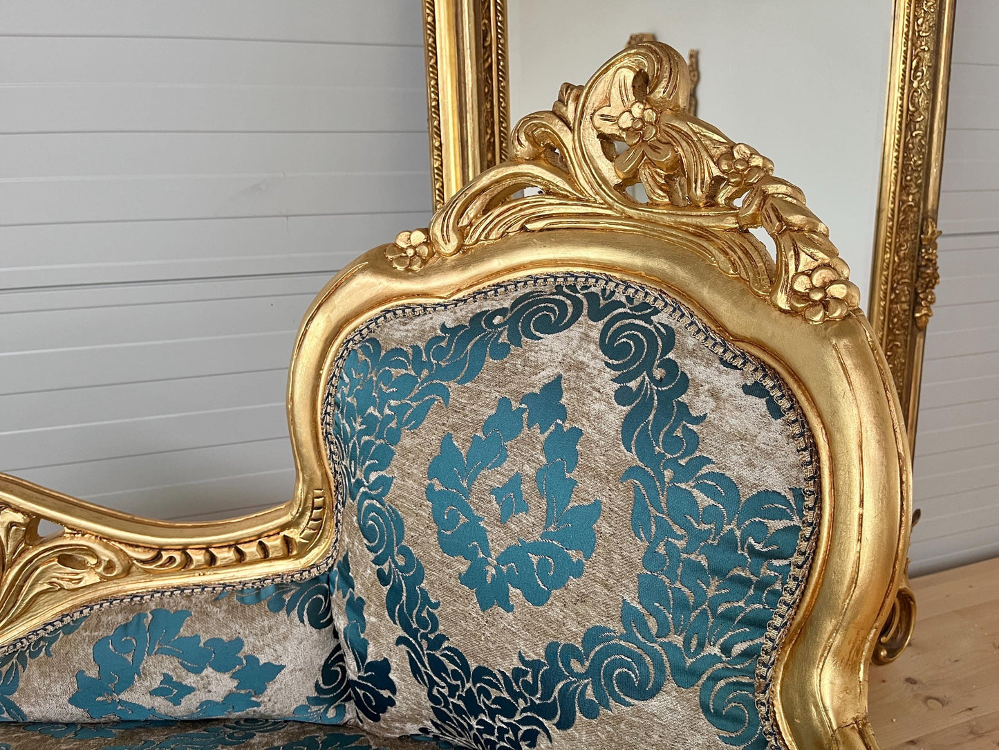 Chaise Longue Blue Velvet Damask French Antique Style in Gold Finish Retro Baroque Style Bench Green Velvet Damask for Home Decor