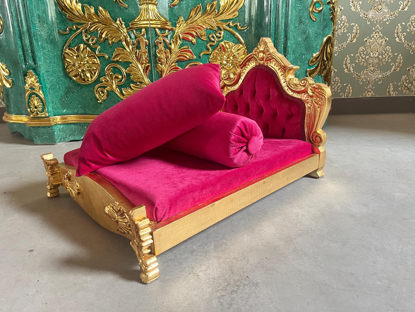 Small Pet Sofa French Louis Style Dog Bed in Gold Finish Cute Baroque Rococo Style Cat Bed in Hot Pink Velvet & Purple Velvet for Happy Pet