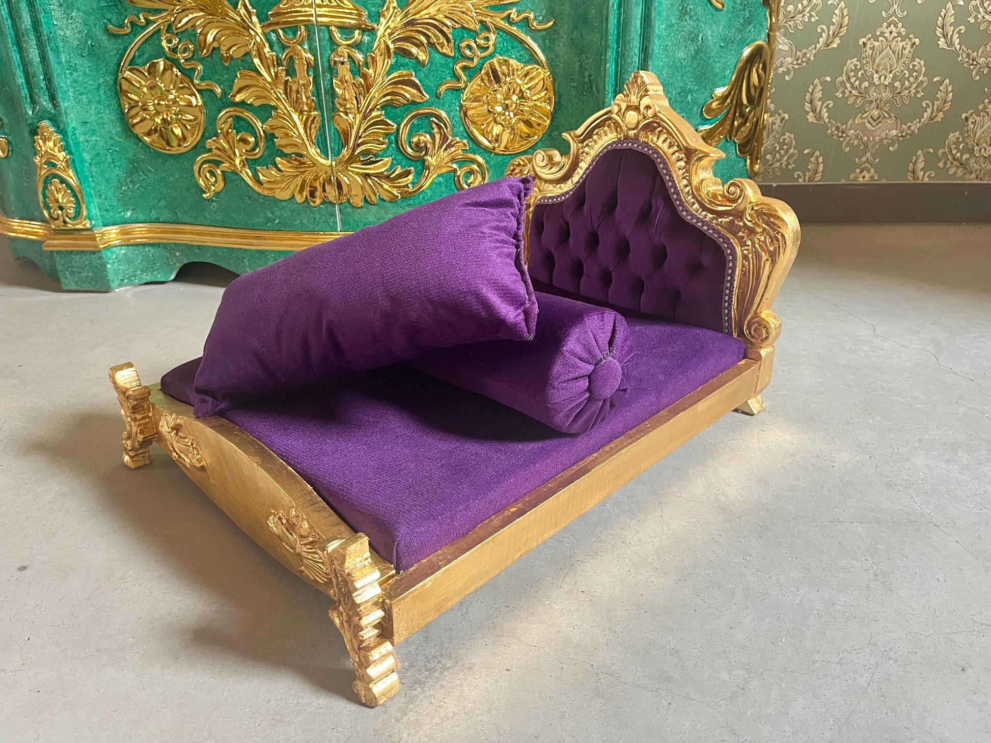Small Pet Sofa French Louis Style Dog Bed in Gold Finish Cute Baroque Rococo Style Cat Bed in Hot Pink Velvet & Purple Velvet for Happy Pet