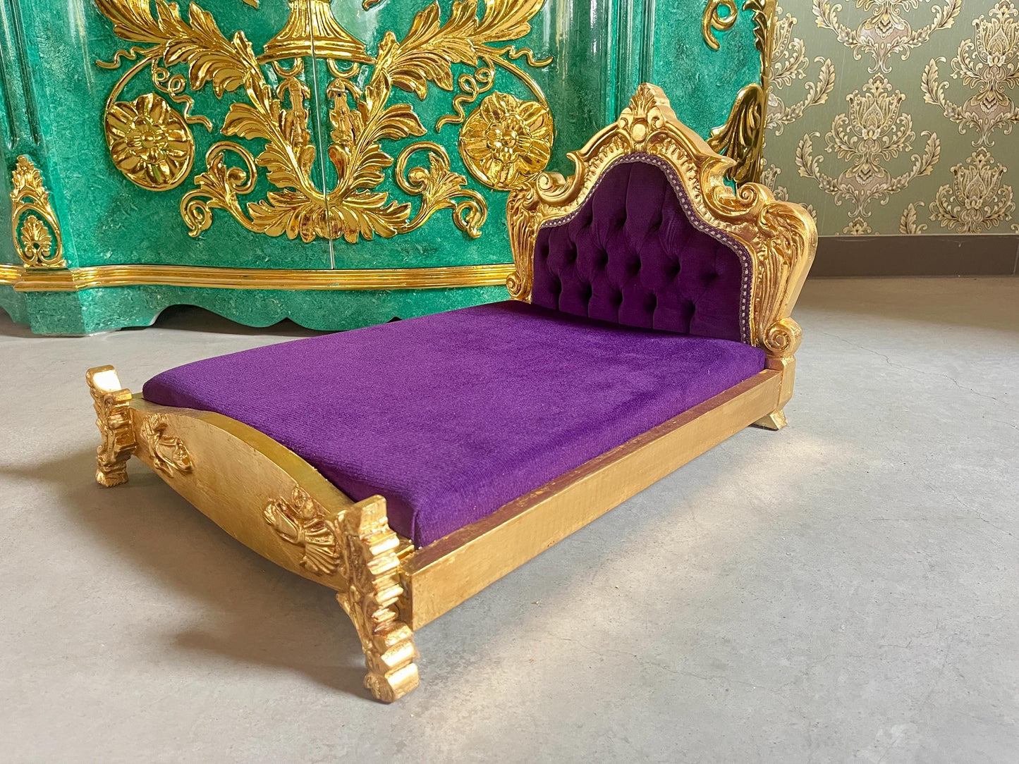 Small Pet Sofa French Louis Style Dog Bed in Gold Finish Cute Baroque Rococo Style Cat Bed in Hot Pink Velvet & Purple Velvet for Happy Pet